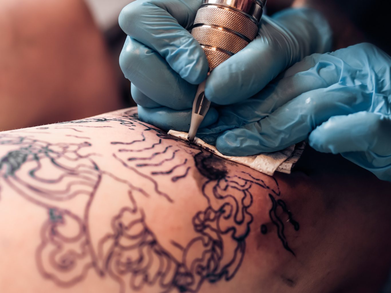 Vor allem bei den Jungen sind Tattoos beliebt.