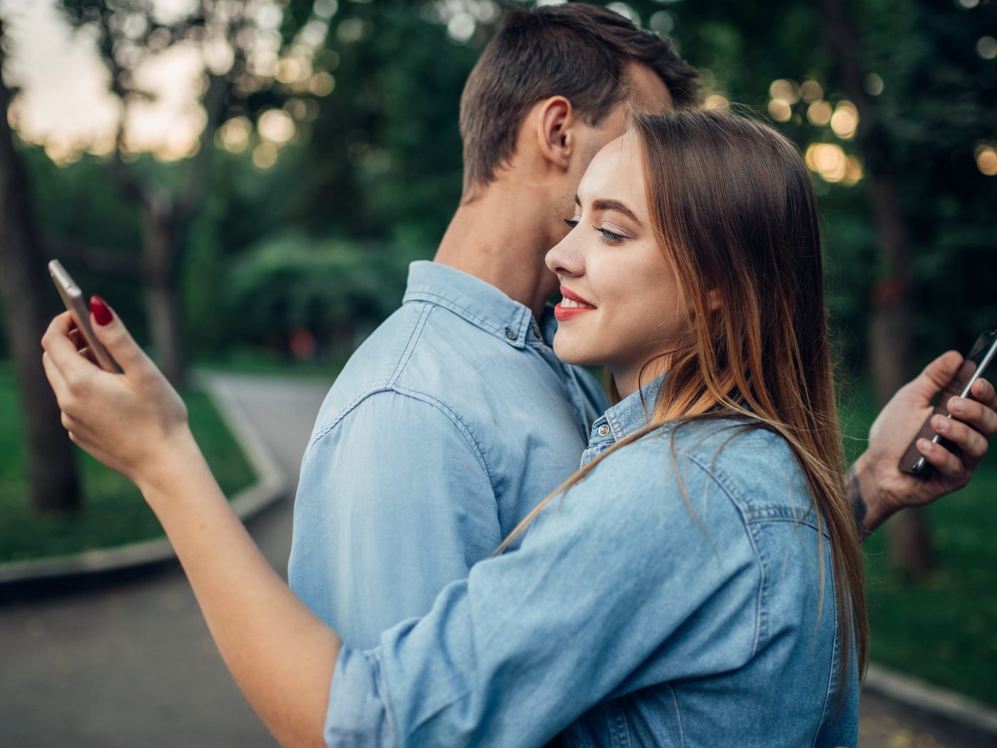 Mehr als drei Viertel der Befragten nehmen ihre Handys mit ins Bett, etwa die Hälfte sogar auf die Toilette.