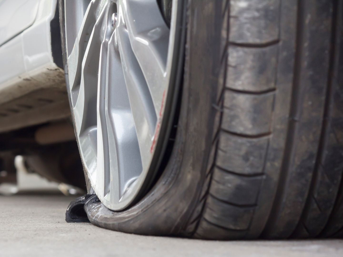 Klimaschützer ließen die Luft aus mehreren SUV-Reifen. Klimaschützer ließen die Luft aus mehreren SUV-Reifen.