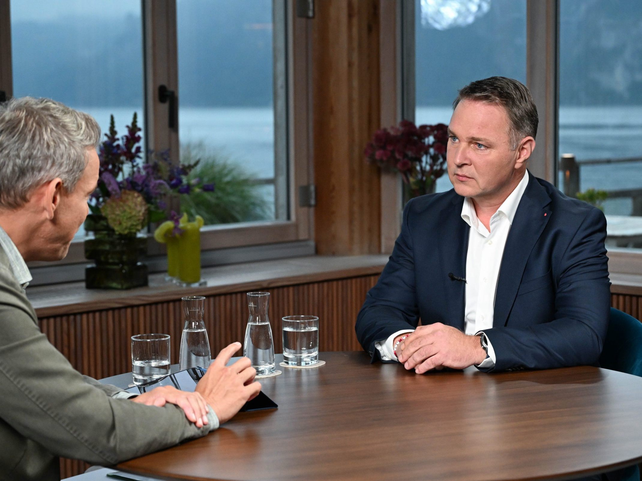 SPÖ-Chef Andreas Babler sieht im ORF-Sommergespräch sein SPÖ-Programm fast einstimmig unterstützt. SPÖ-Chef Andreas Babler sieht im ORF-Sommergespräch sein SPÖ-Programm fast einstimmig unterstützt.