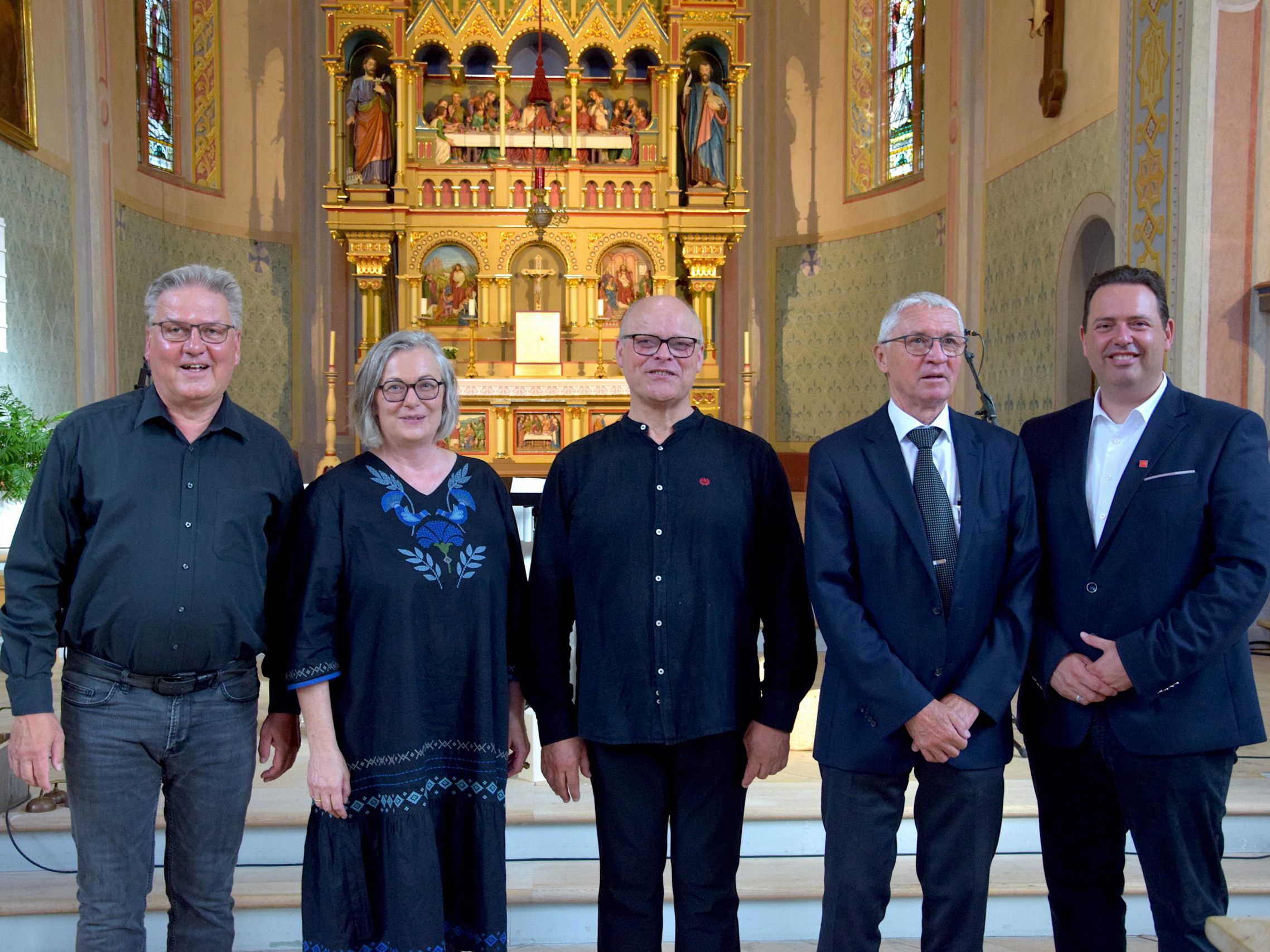 Organist Ralf Junghöfer, Sprecherin Helen van Almsick, der musikalische Leiter des „Projektchor Stimmkultur 2024", Bernhard van Almsick, Hotelier Markus Felbermayer (organisatorischer Leiter des Festivals „Montafoner Resonanzen") und Dir. Manuel Bitschnau (Montafon Tourismus) nach dem Konzert des Projektchores in der Pfarrkirche Gaschurn.