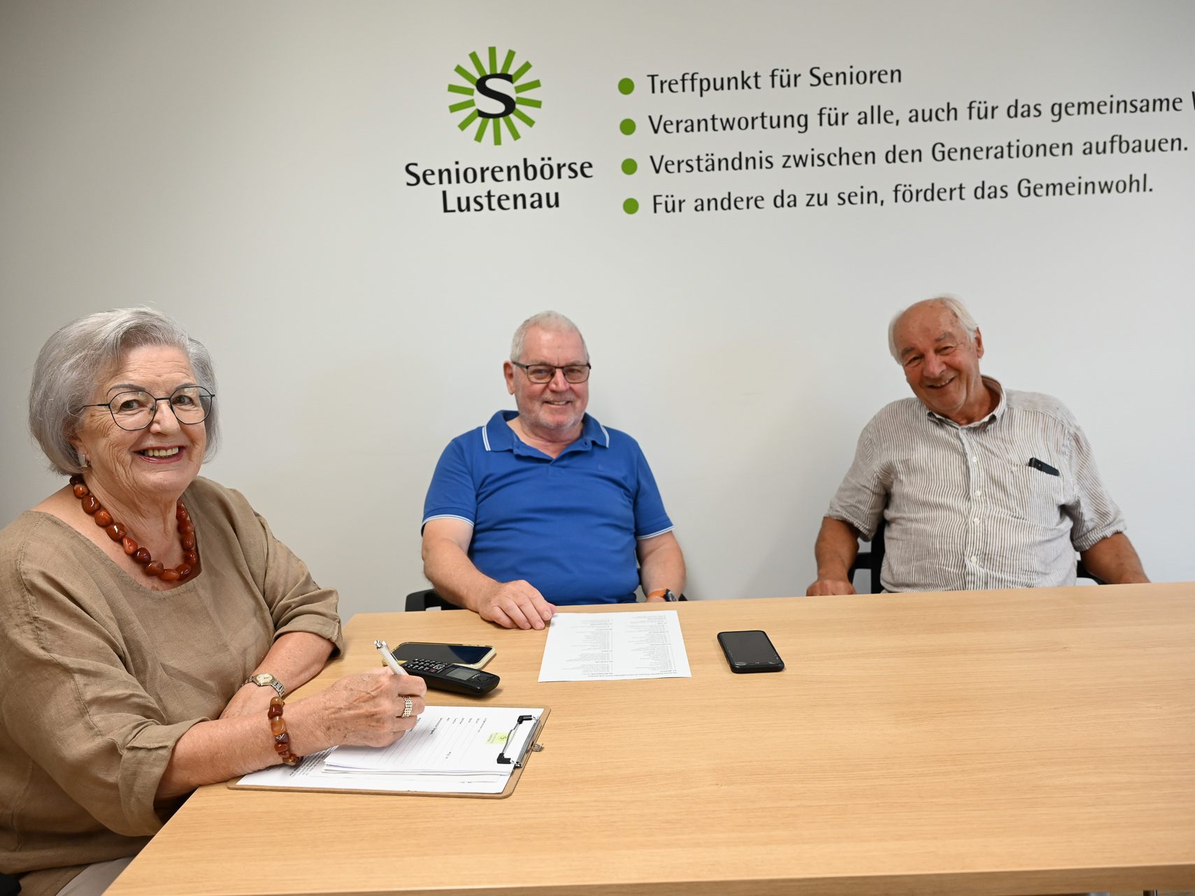 Die Vorstandsmitglieder Maura Pozzera, Helmut Hagen und Herbert Eisen von der Seniorenbörse unterstützen Senioren bei verschiedensten Arbeiten. Die Vorstandsmitglieder Maura Pozzera, Helmut Hagen und Herbert Eisen von der Seniorenbörse unterstützen Senioren bei verschiedensten Arbeiten.