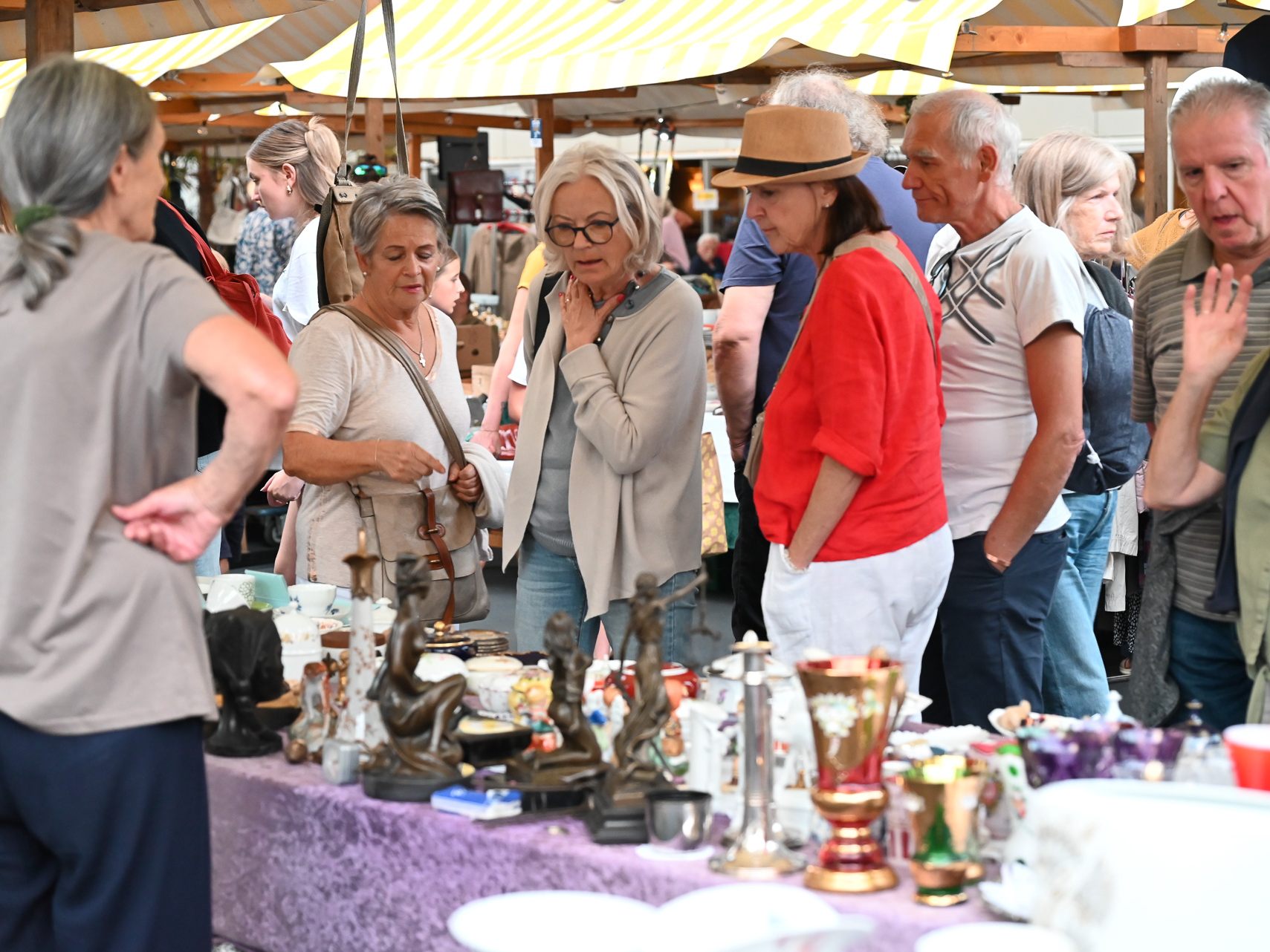 Beim zweitägigen Nachtflohmarkt können Besucherinnen und Besucher bis 22 Uhr stöbern und am Kirchplatz verweilen. Beim zweitägigen Nachtflohmarkt können Besucherinnen und Besucher bis 22 Uhr stöbern und am Kirchplatz verweilen.