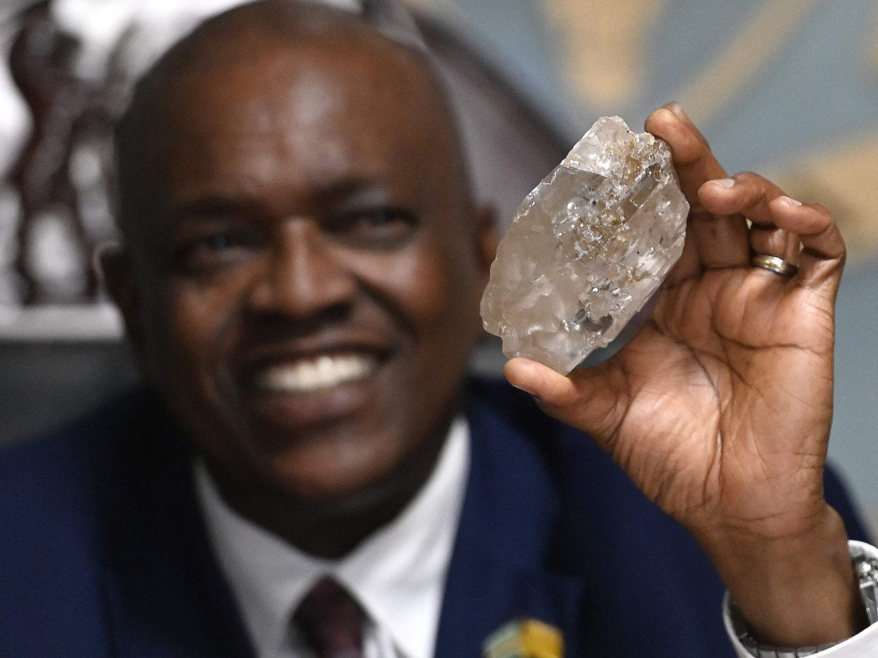 Botswanas Präsident Mokgweetsi Masisi und der Riesendiamant. Botswanas Präsident Mokgweetsi Masisi und der Riesendiamant.