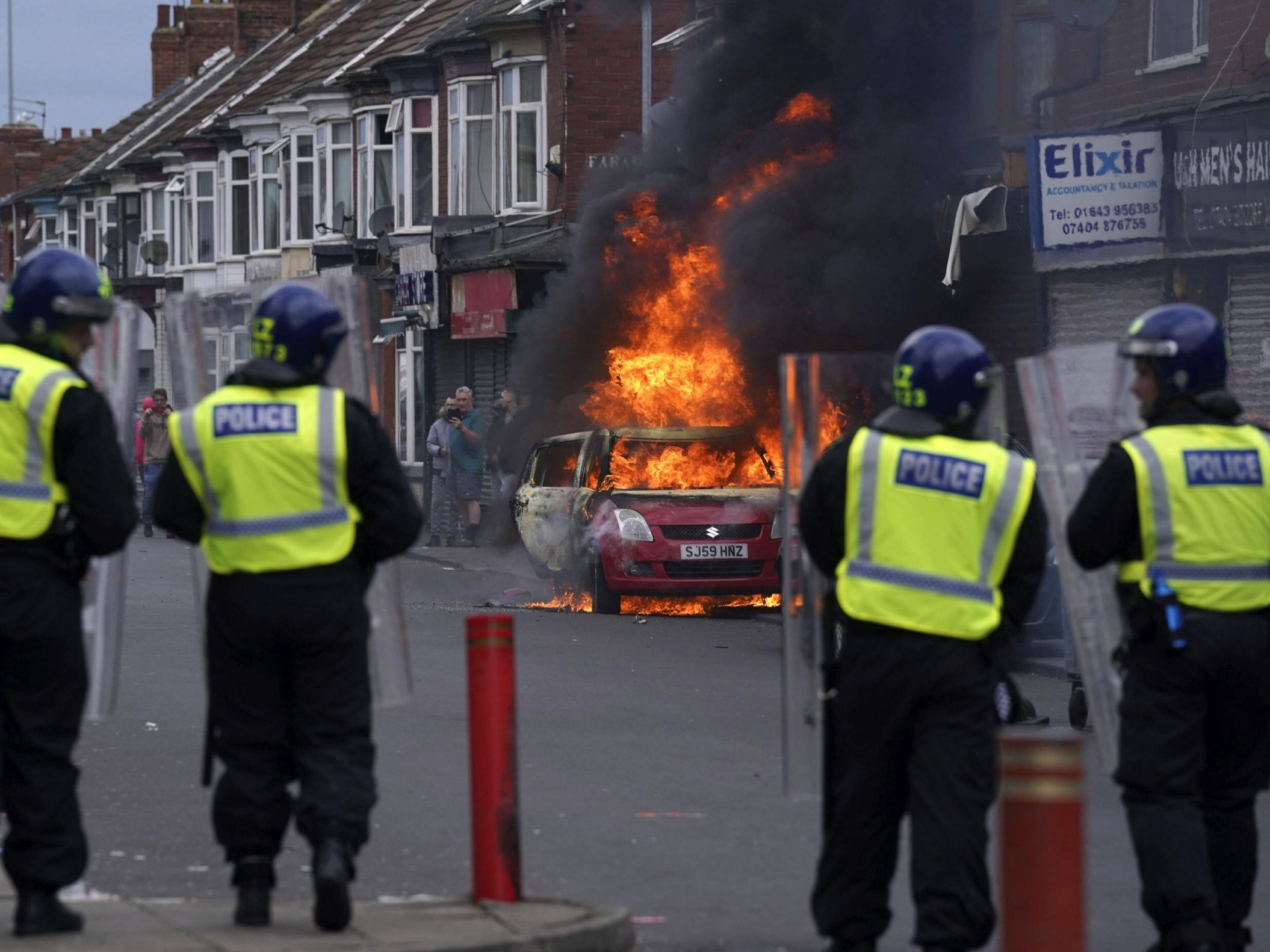 Anti-Immagrations-Proteste in England: Ein Auto brennt in Middlesbrough. Anti-Immagrations-Proteste in England: Ein Auto brennt in Middlesbrough.
