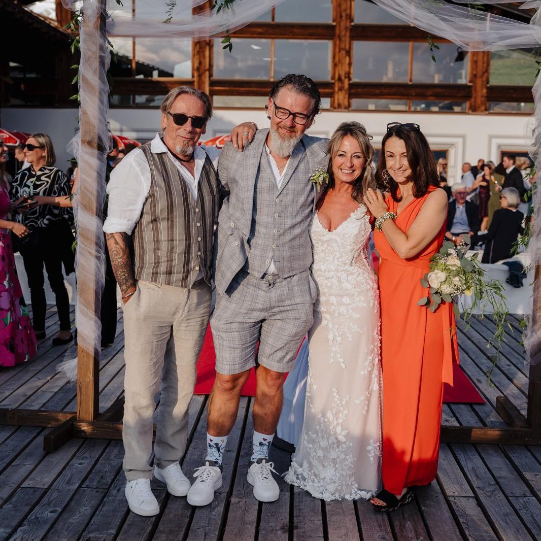 Das frisch vermählte Brautpaar Danja und Küby Fleisch mit Trauzeugen.