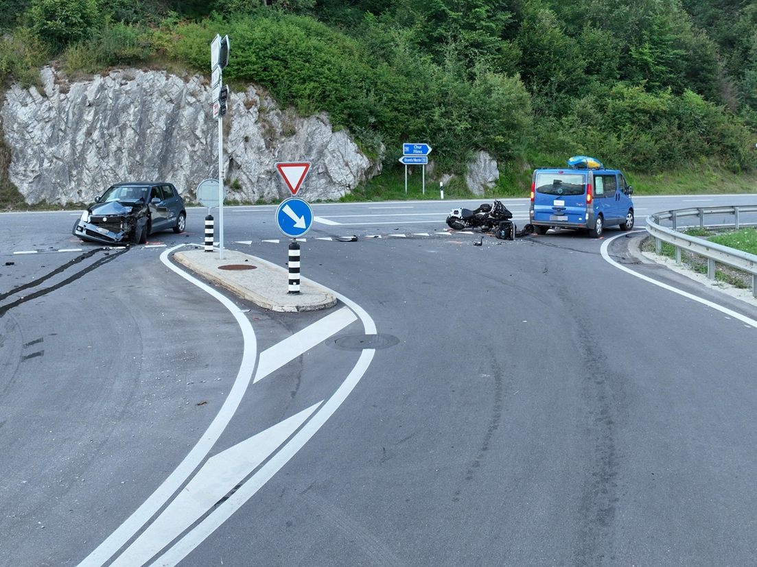 Die Unfallstelle an der Oberalpstraße in Schluein.