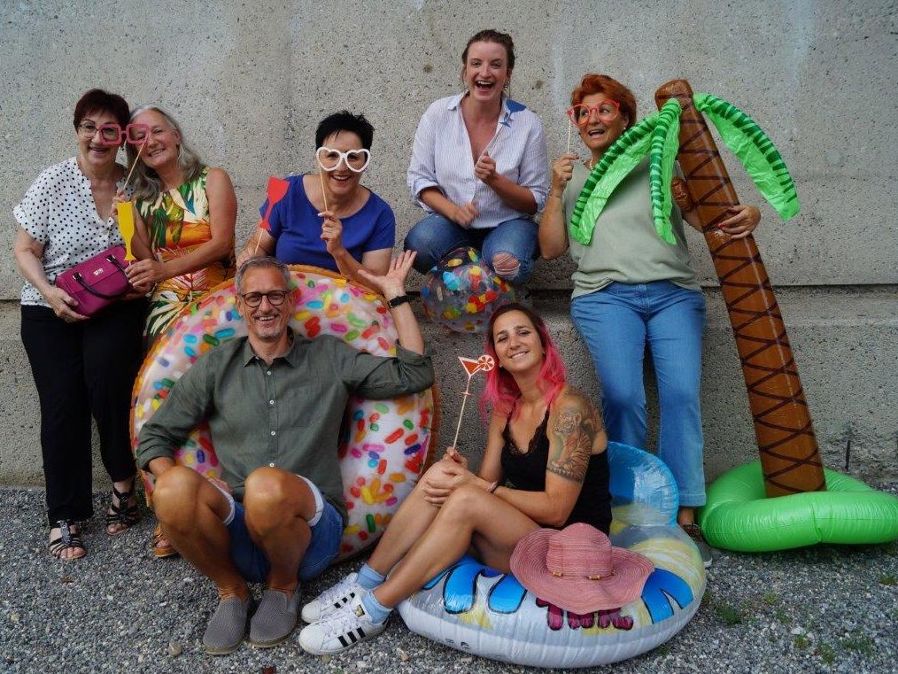 Das Team der aktuellen Produktion ist schon in bester „Pool“-Laune. Das Team der aktuellen Produktion ist schon in bester „Pool“-Laune.