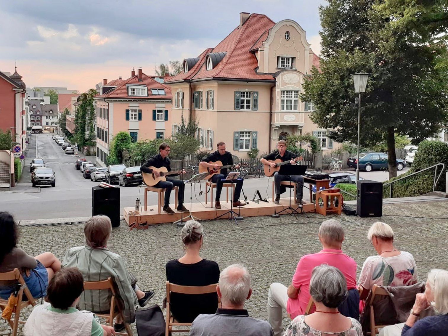 Das Kirchentrio der Pfarre Herz-Jesu bringt Österreichisches Liedgut. Das Kirchentrio der Pfarre Herz-Jesu bringt Österreichisches Liedgut.