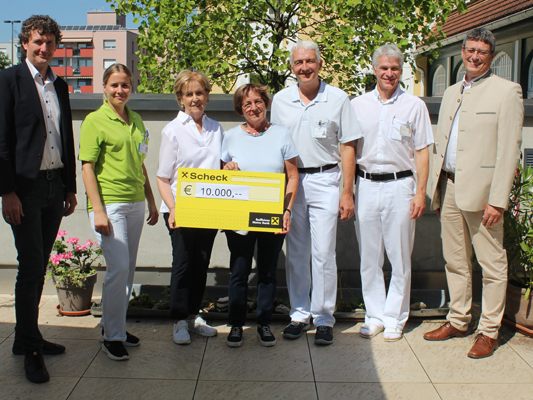 Freuen sich über die großzügige Spende (v.l.n.r.): Pflegedirektor DGKP Arno Geiger MSc, Pflegeleiterin DGKP Andrea Moosbrugger, Margit Fleisch und Brigitte Mathis von den ‚Herbstzeitlosen‘, Oberarzt Dr. Otto Gehmacher, Chefarzt Primar Priv.-Doz. Günter Höfle und Verwaltungsdirektor Mag. Günter Amann. Freuen sich über die großzügige Spende (v.l.n.r.): Pflegedirektor DGKP Arno Geiger MSc, Pflegeleiterin DGKP Andrea Moosbrugger, Margit Fleisch und Brigitte Mathis von den ‚Herbstzeitlosen‘, Oberarzt Dr. Otto Gehmacher, Chefarzt Primar Priv.-Doz. Günter Höfle und Verwaltungsdirektor Mag. Günter Amann.