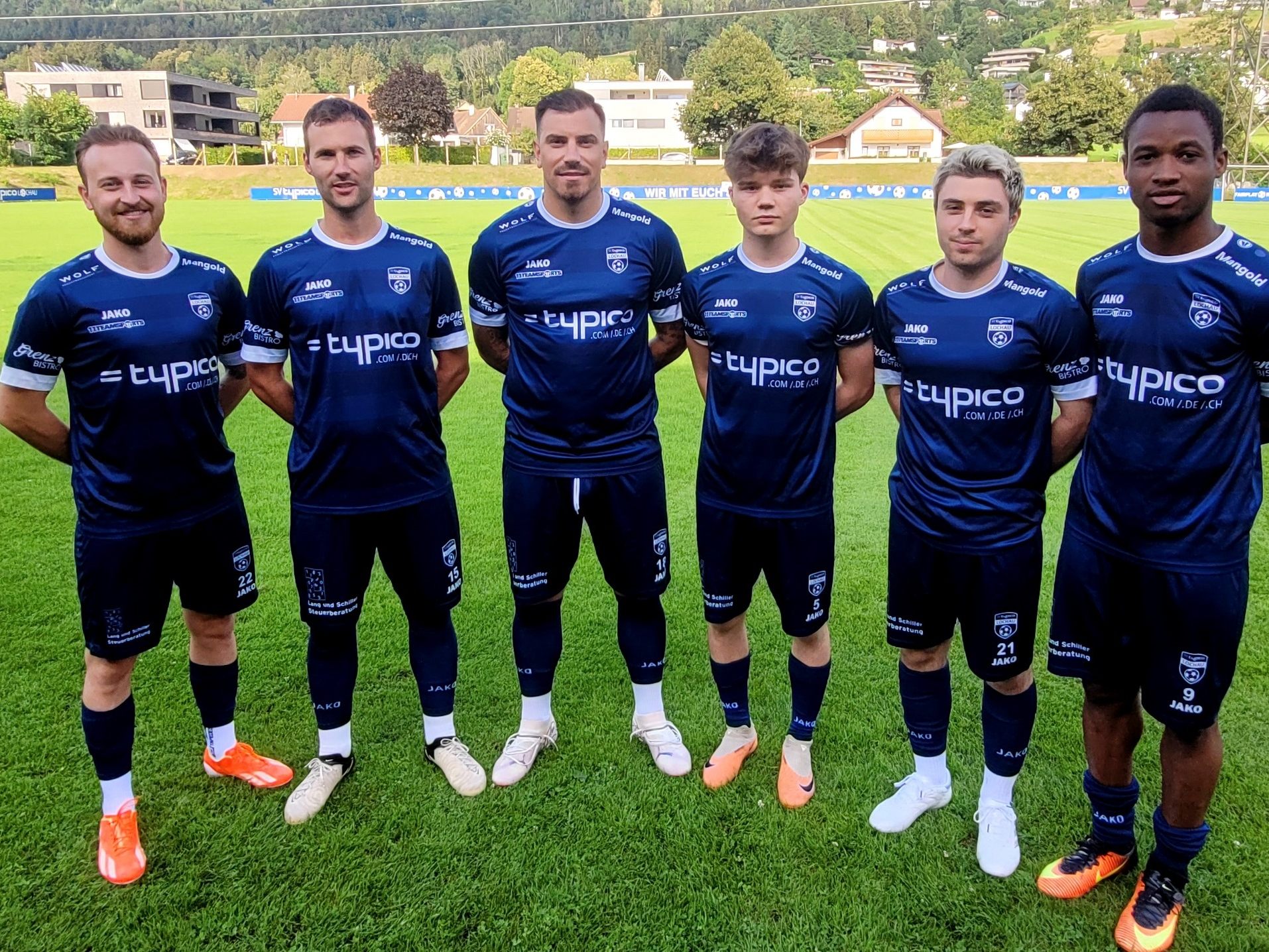Die Neuzugänge des SV typico Lochau im Spieljahr 2024/25: Kevin Prantl (Höchst), Dennis Kloser (Höchst), Sandro Gotal (Regensburg), Levin Gmeiner (Sulzberg), Laurin Bösch und Osas Amenaghawon (Rankweil/AKA). Es fehlt Haris Handanagic (Berlin).