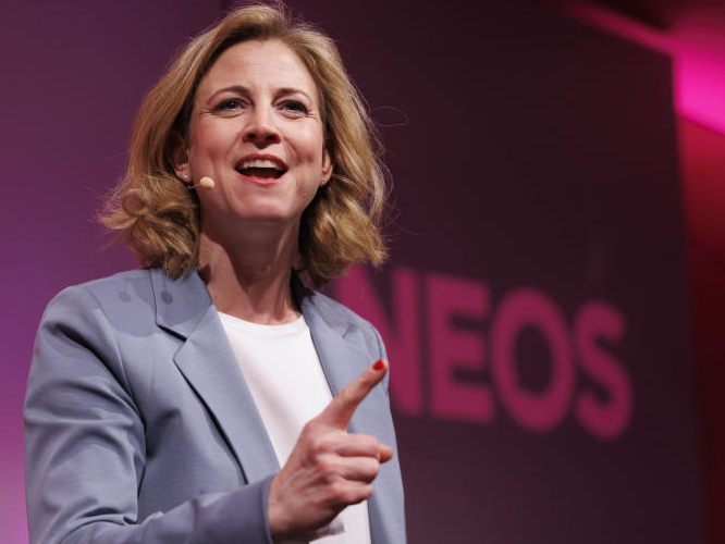 Die NEOS-Spitzenkandidatin Beate Meinl-Reisinger geht auf Wahlkampftour. Die NEOS-Spitzenkandidatin Beate Meinl-Reisinger geht auf Wahlkampftour.