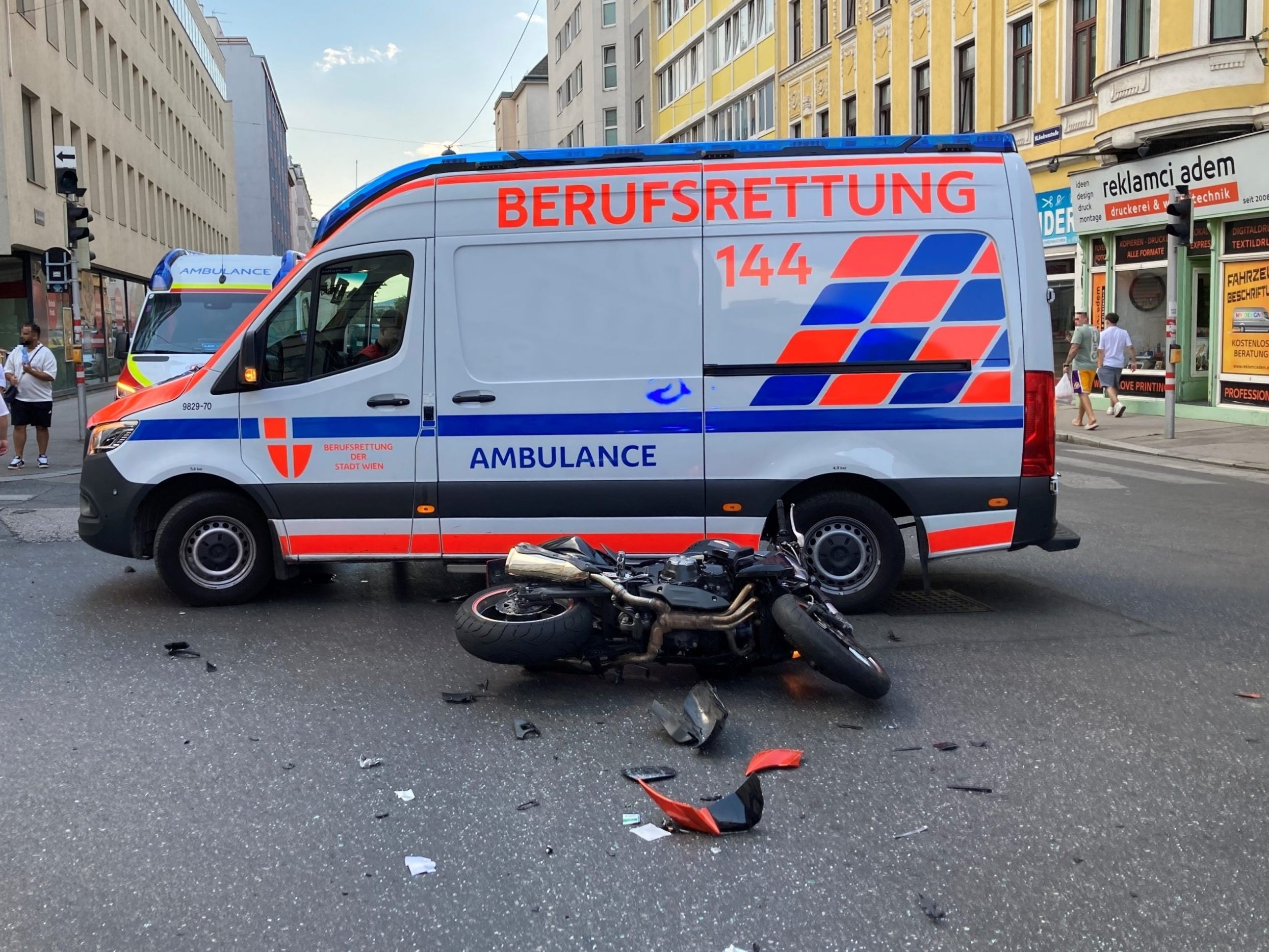 In Wien kam es am Freitag gleich zu zwei schweren Motorradunfällen. In Wien kam es am Freitag gleich zu zwei schweren Motorradunfällen.