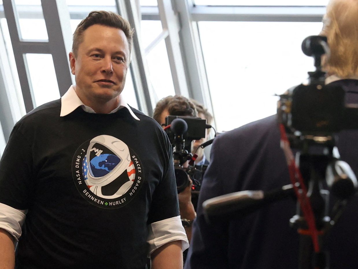 Faktenchecker entlarvten seit Jänner 50 X-Nachrichten des Tech-Multimilliardärs Musk (l.) als falsch oder irreführend.