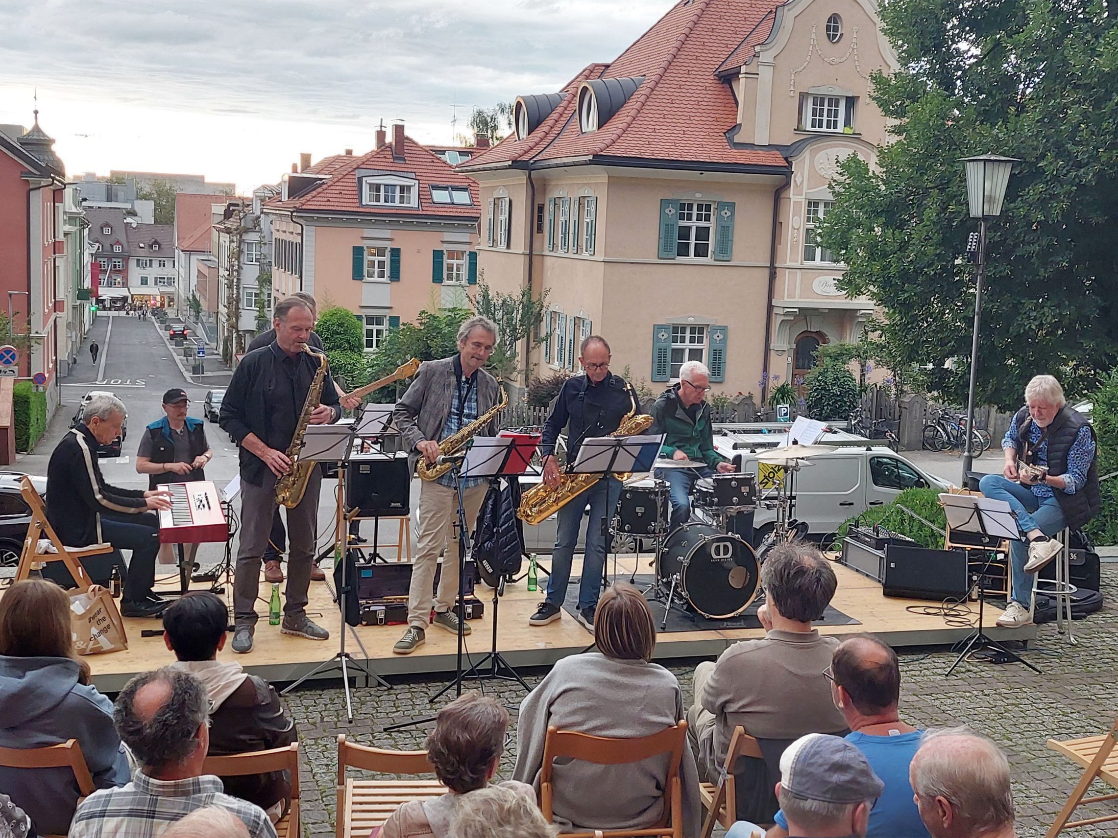 Die Oberstädter Stubenmusik ist heute vor der Herz-Jesu-Kirche zu erleben.