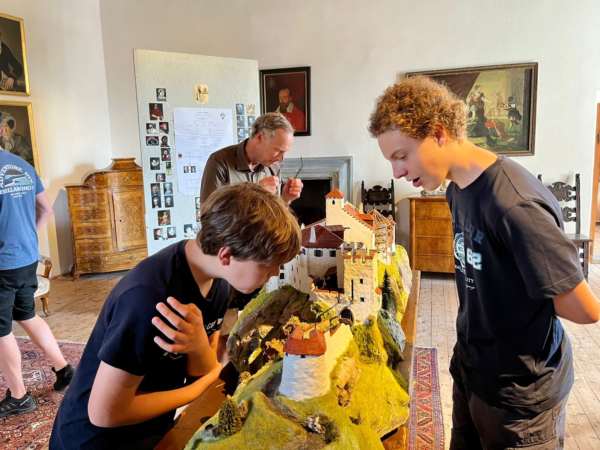 Auch Kinder und Jugendliche interessiert das Hohenemser Palastleben von früher und heute. Auch Kinder und Jugendliche interessiert das Hohenemser Palastleben von früher und heute.