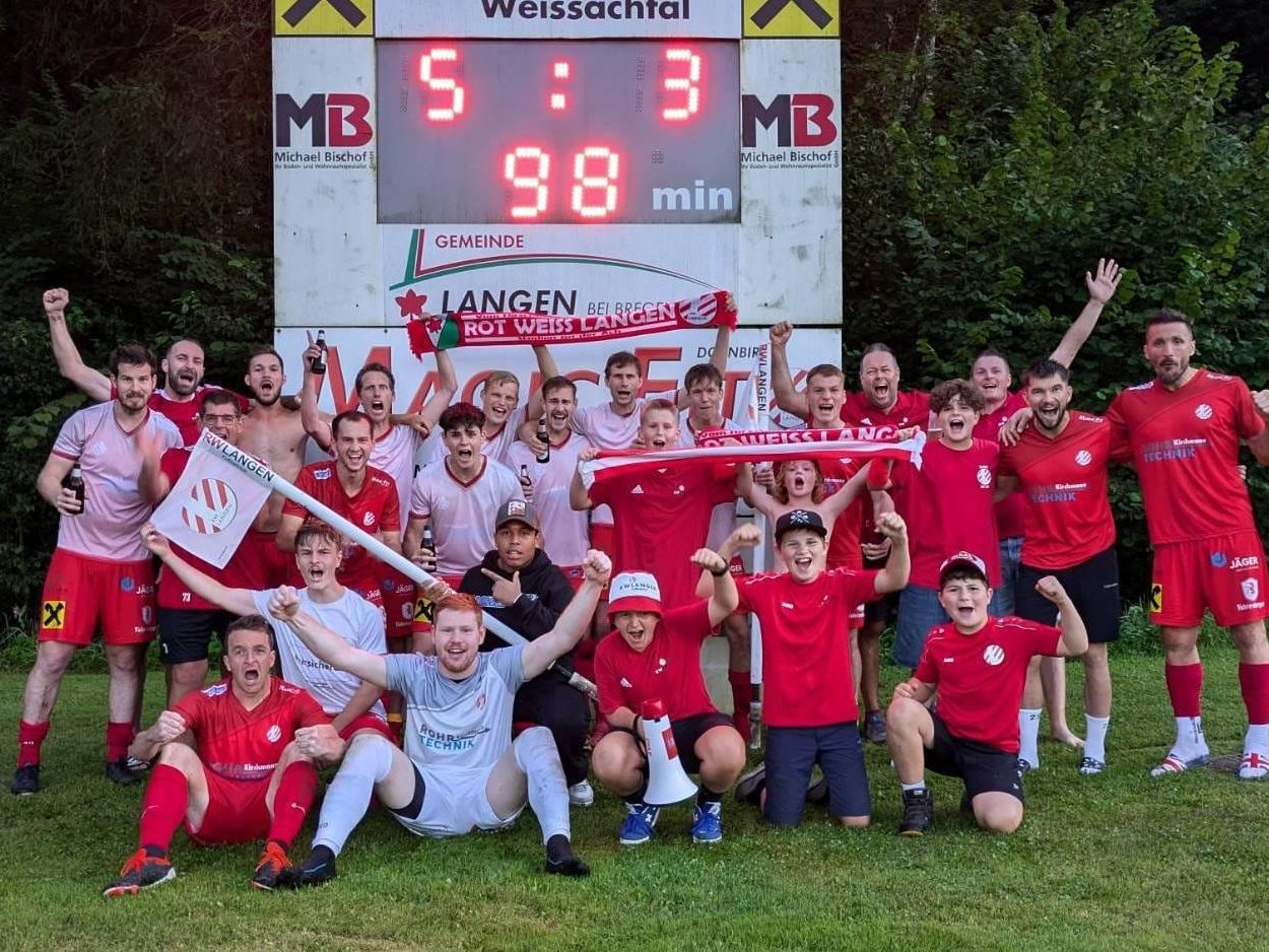 Die Langener Cuphelden nach dem Sensationssieg gegen den Dornbirner Sportverein.