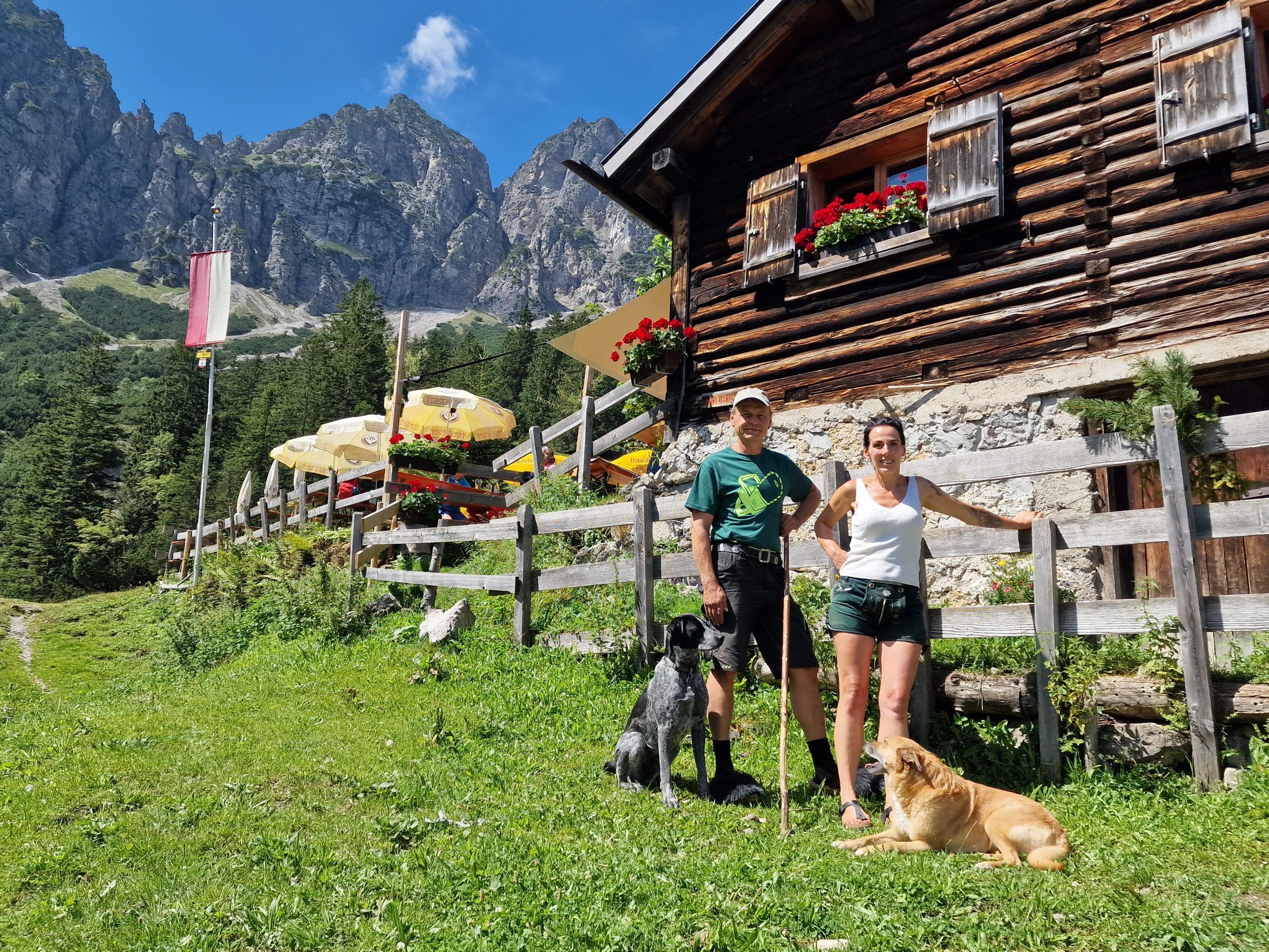 Gebhard Battlogg und Martina mit ihren Hunden Bubi und Rita sind mit viel Herzblut das Alpteam Gebhard Battlogg und Martina mit ihren Hunden Bubi und Rita sind mit viel Herzblut das Alpteam