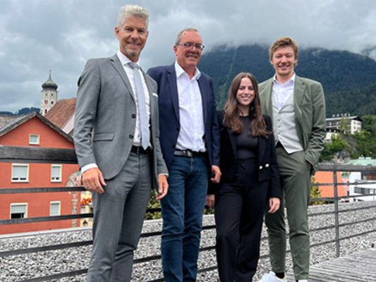 v.l.n.r.: Sparkassenvorstand Thomas Schreiber, Arno Sprenger, Lisa Buttazoni, Nikola Bartenbach v.l.n.r.: Sparkassenvorstand Thomas Schreiber, Arno Sprenger, Lisa Buttazoni, Nikola Bartenbach