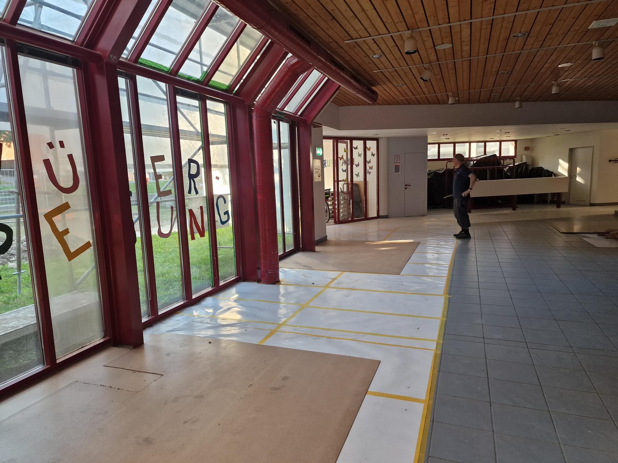 Im Foyer der Sporthalle wird die Verglasung thermisch modernisiert.