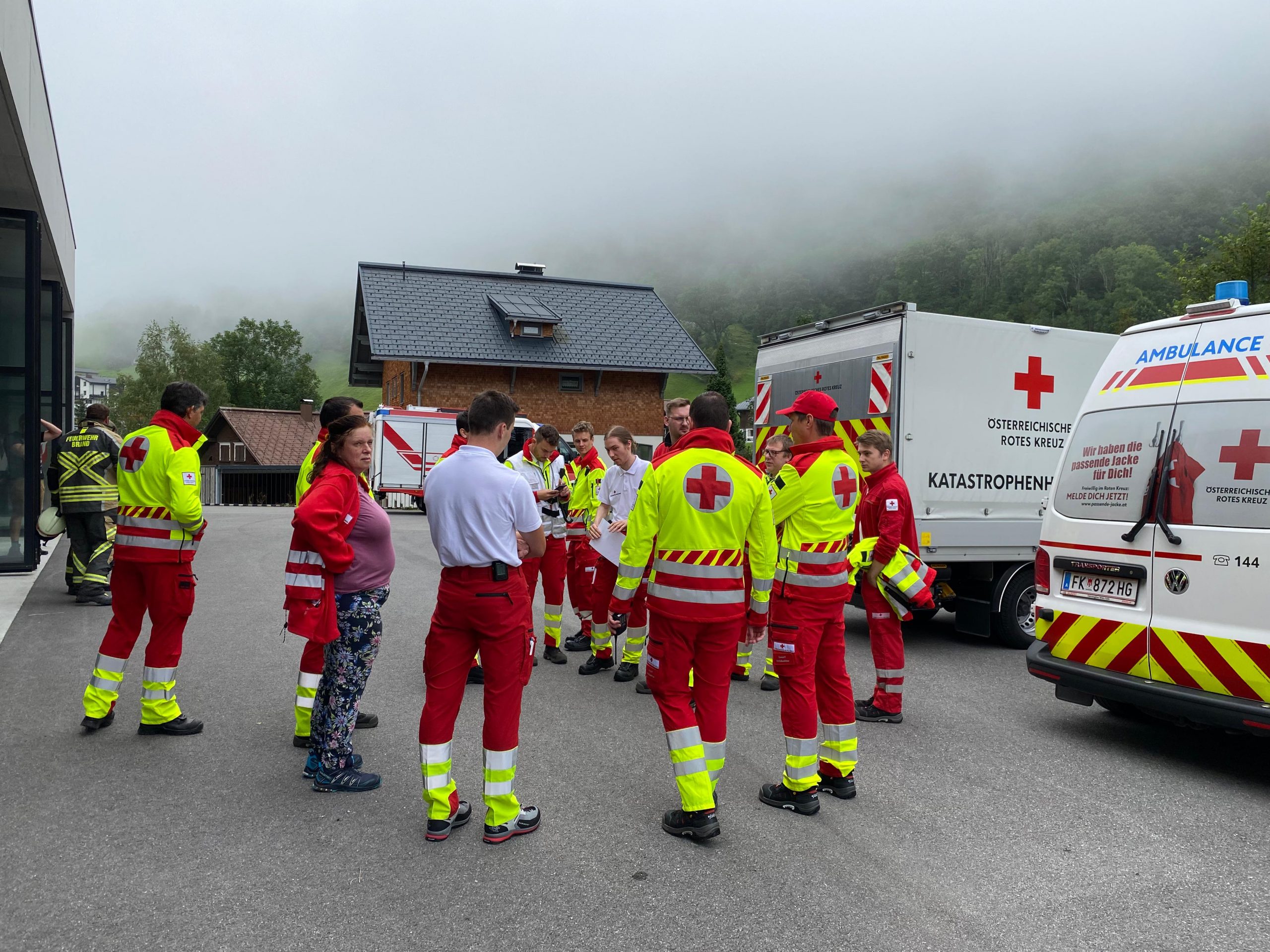 Zahlreiche Einsatzkräfte stehen aktuell im Großeinsatz.