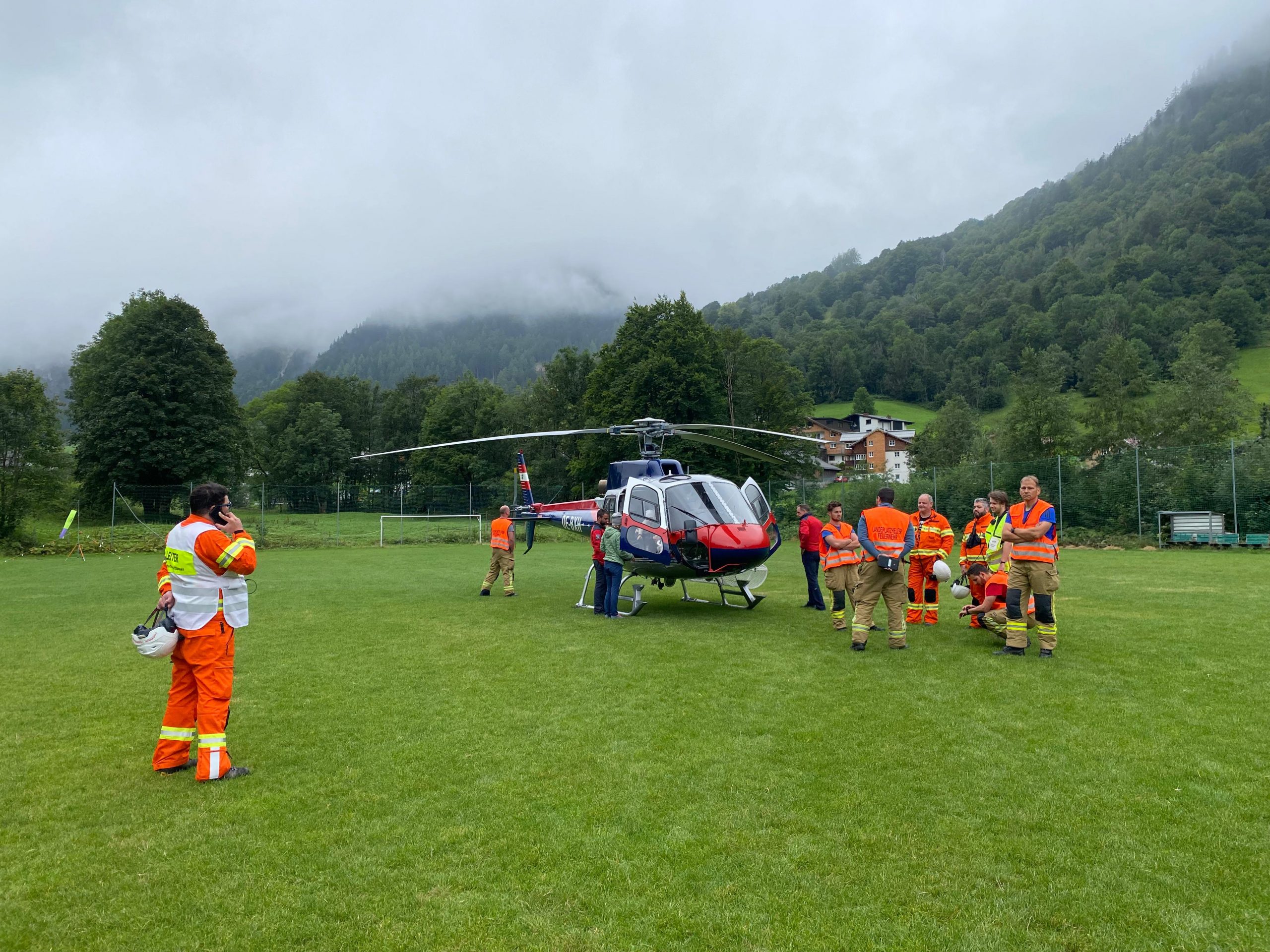 "Der Hubschrauber wäre einsatzbereit - kann aber bei dem Nebel nicht fliegen", sagt Michael Walser, Einsatzleiter Flugretter.