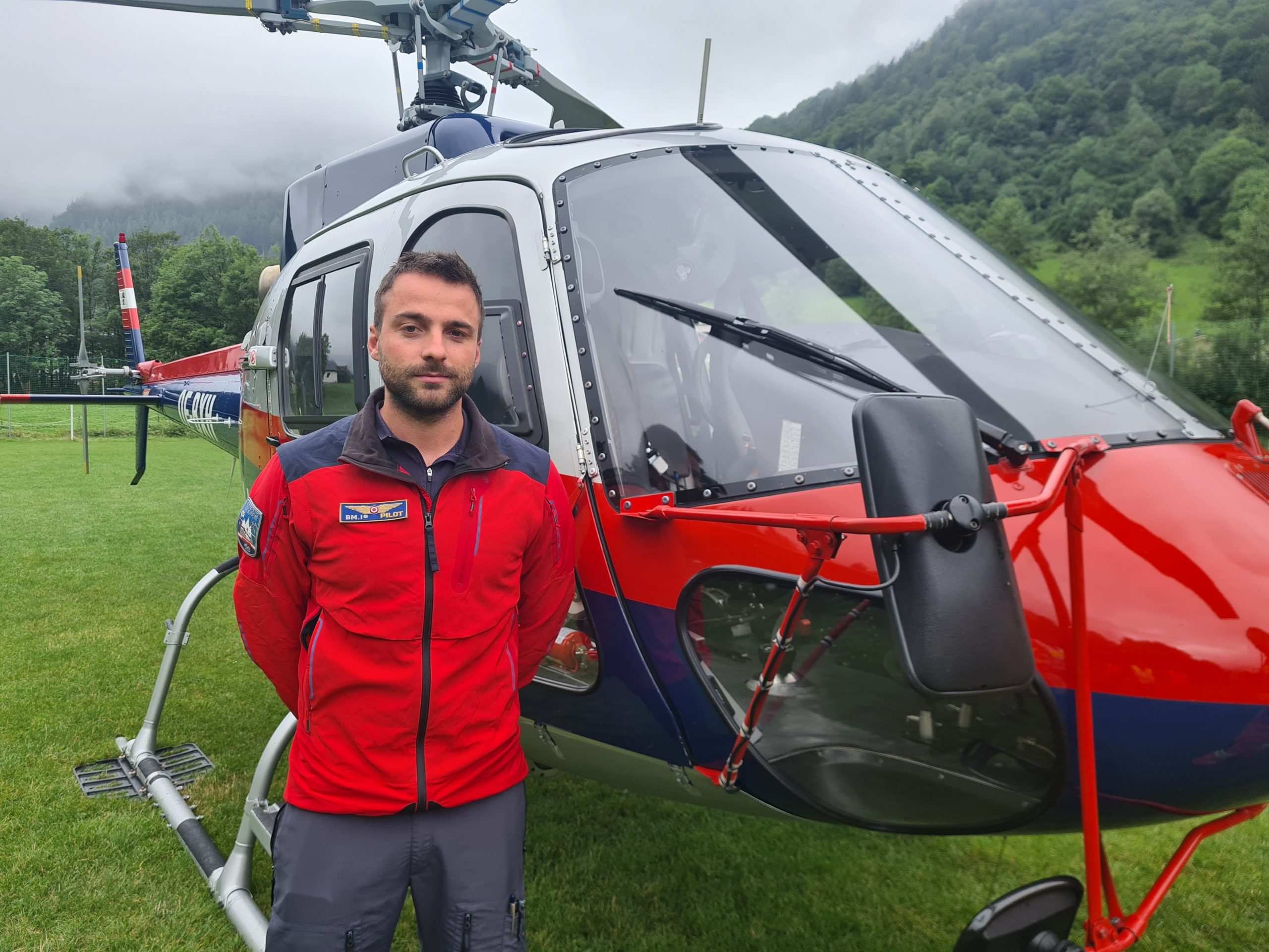 Pilot Lukas Klaudrat: "Das vermutliche Absturzgebiet liegt komplett im Nebel. Im Nebel können wir nicht fliegen. Sobald das Flugzeug eine gewisse Höhe unterschreitet, ist das Signal, also der Transponder vom Flugzeug, weg. Trotzdem kann ein Flugzeug kilometerweit weiterfliegen. Wir haben kein ELT-Signal (Emergency Location Transmitter) erhalten. Die Berge können dieses Signal mitunter abschirmen."