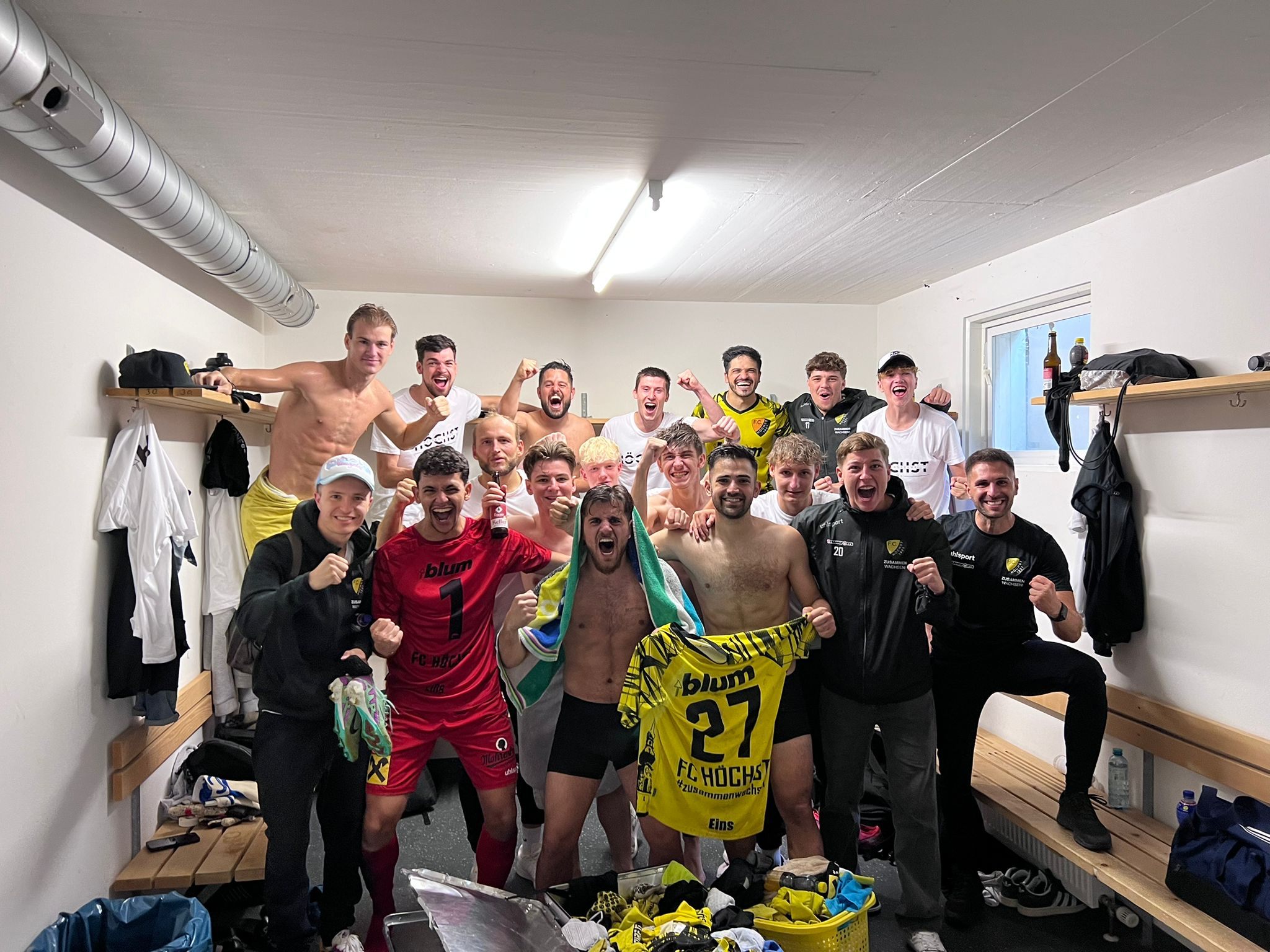 Großer Jubel beim FC Höchst: In Schwarzenberg gelang der erste Saisonsieg. Großer Jubel beim FC Höchst: In Schwarzenberg gelang der erste Saisonsieg.