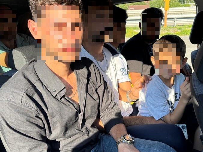 Schleuser mit elf Migranten in überladenem Auto gestoppt: Bundespolizei greift ein.