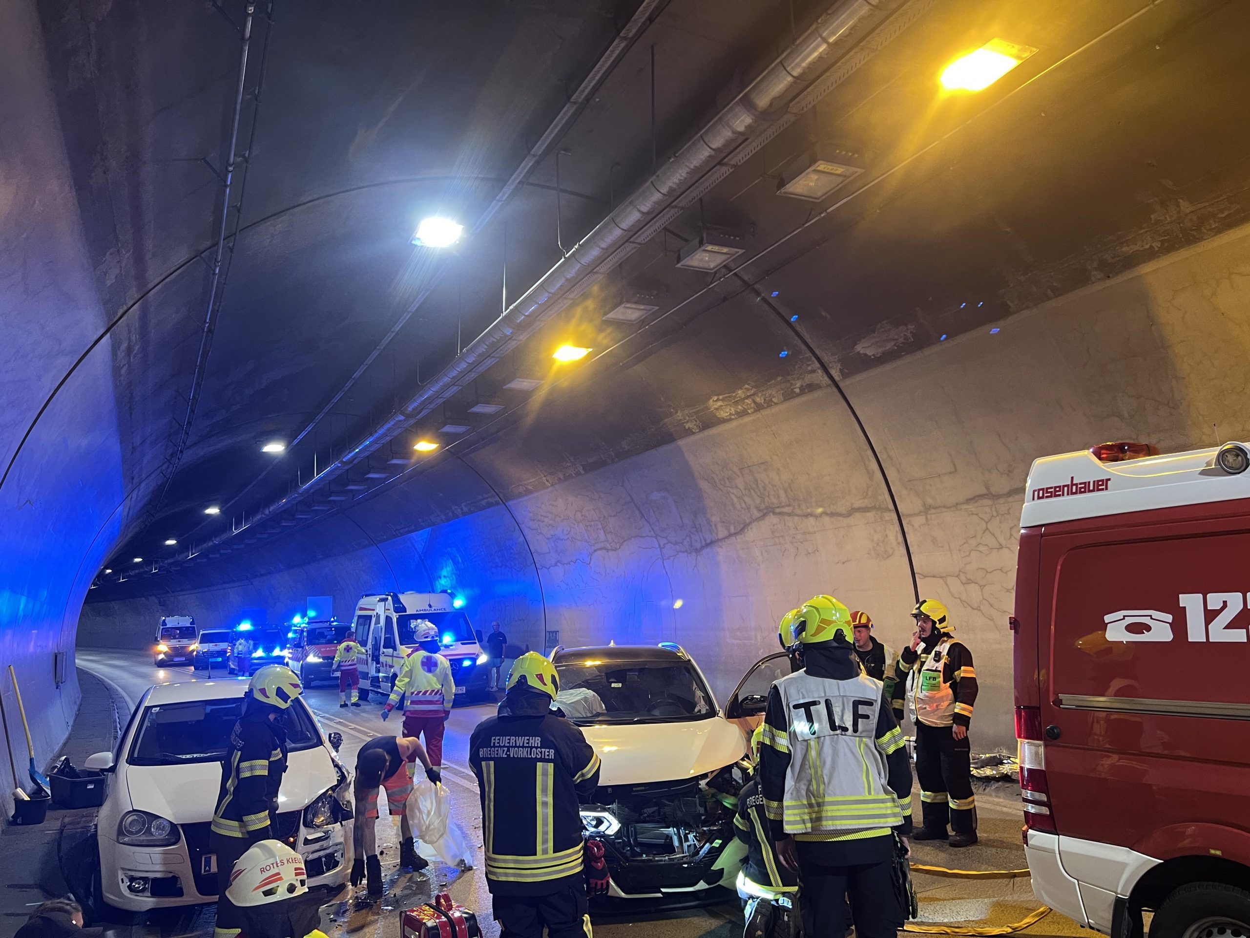 Zwei Personen wurden verletzt.