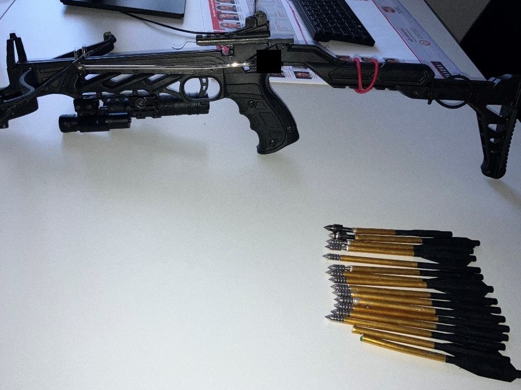 Die Polizei stellte unter anderem eine Armbrust sicher. Die Polizei stellte unter anderem eine Armbrust sicher.