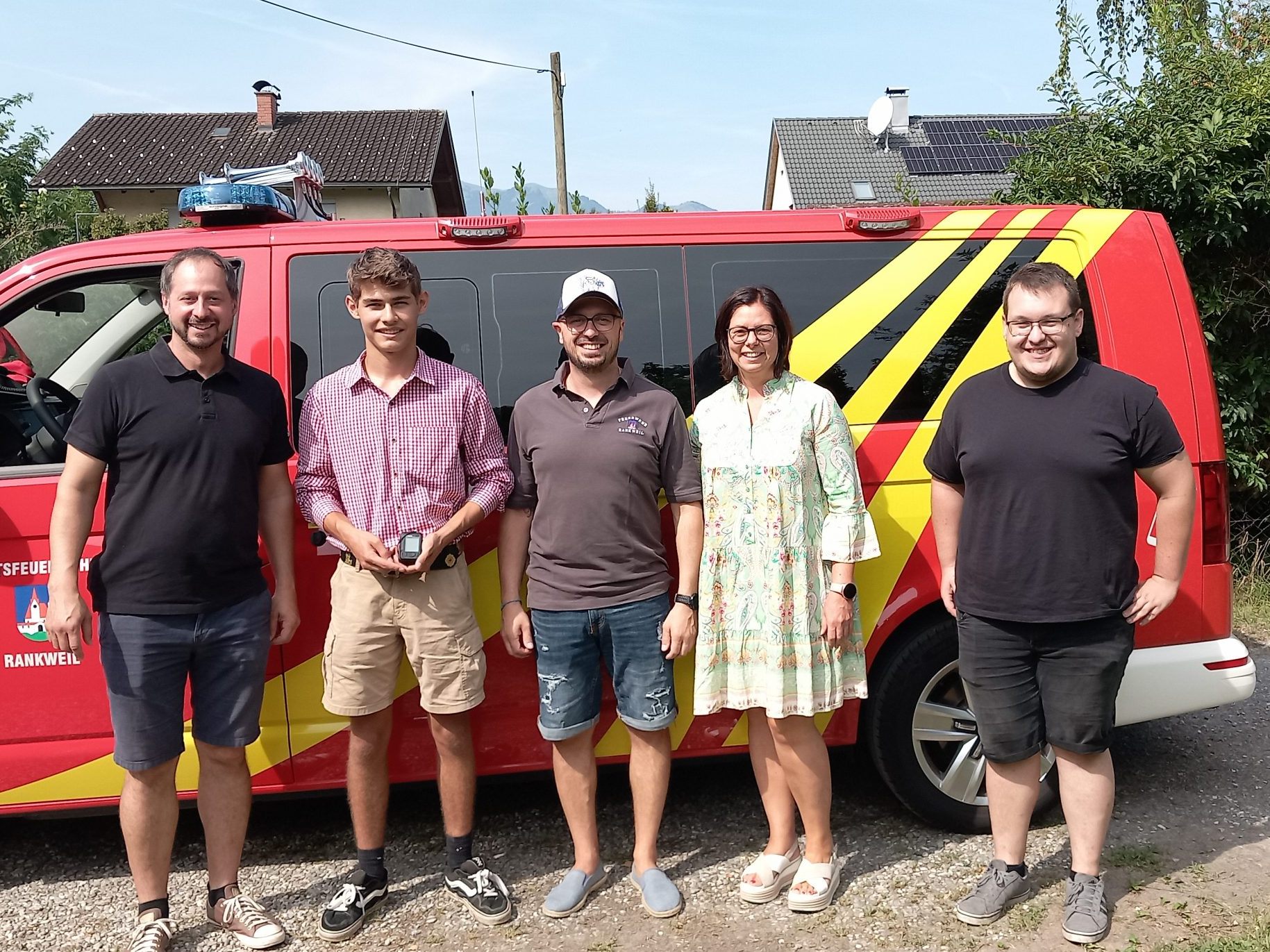 Finn Weitze mit Jugendleiter-Stellvertreter Florian Kiechle (l.), Kommandant-Stellvertreter Marco Visintainer, Bürgermeisterin Katharina Wöß-Krall und Jugendbetreuer Rafael Sturn.