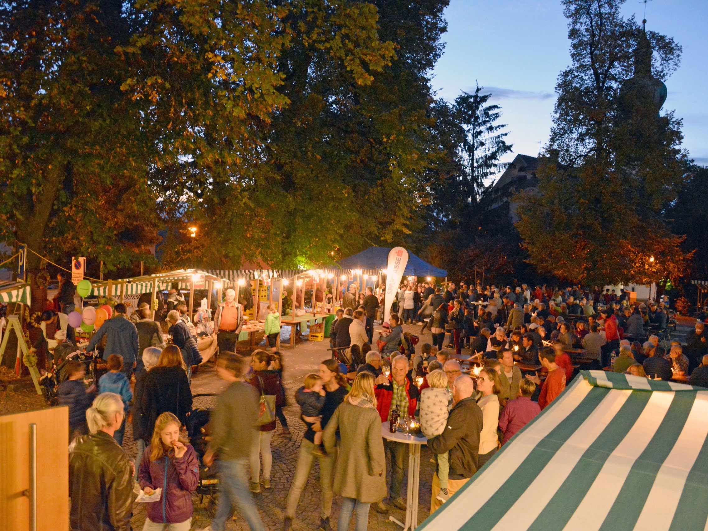 Das herbstliche Familienfest mit allerlei kulinarischen Köstlichkeiten und Live-Musik ist ein beliebter Treffpunkt. Das herbstliche Familienfest mit allerlei kulinarischen Köstlichkeiten und Live-Musik ist ein beliebter Treffpunkt.