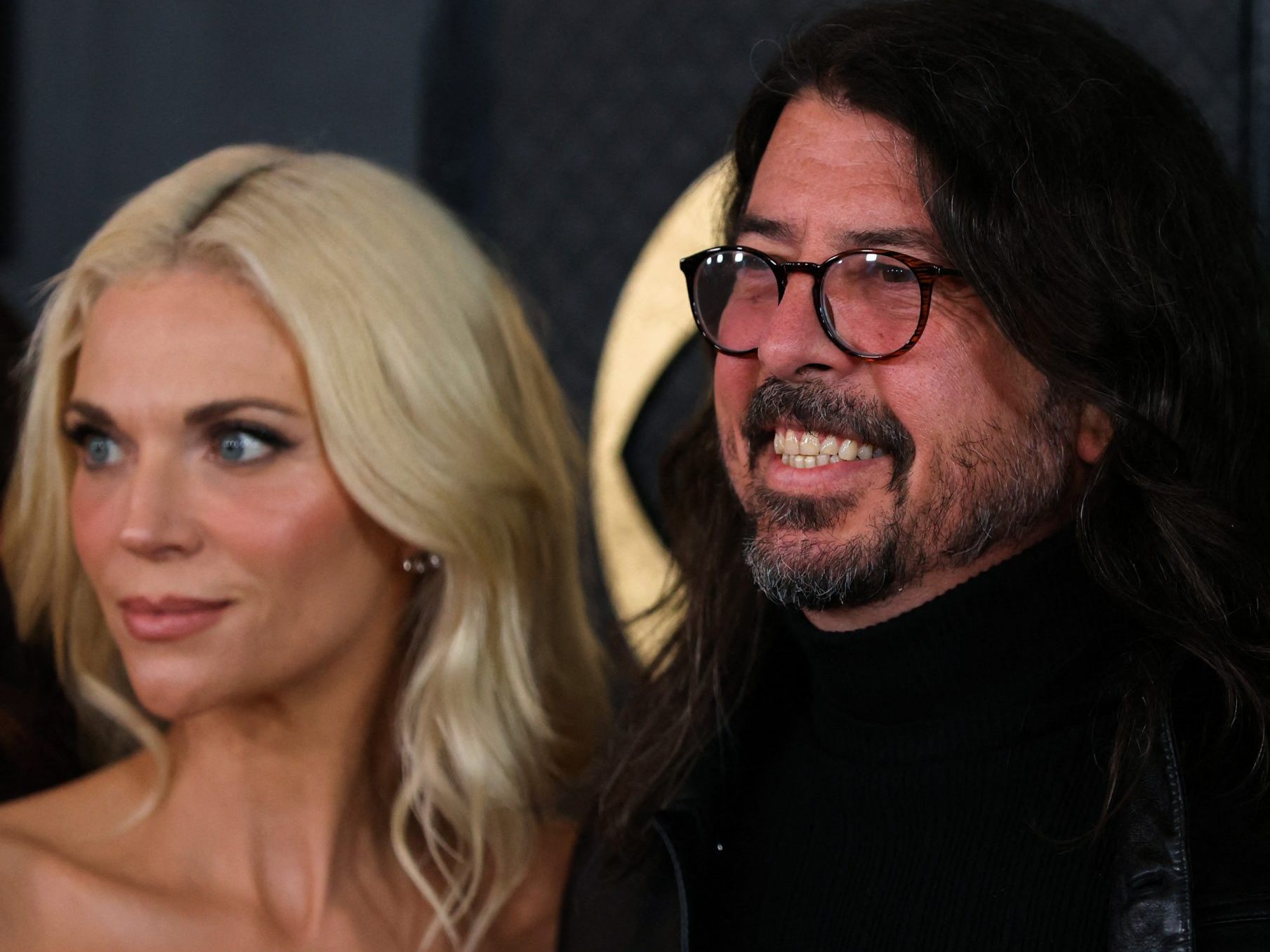 Dave Grohl gemeinsam mit seiner Frau Jordyn (li) und Tochter Violet (re) bei der Grammy Verleihung 2023. Dave Grohl gemeinsam mit seiner Frau Jordyn (li) und Tochter Violet (re) bei der Grammy Verleihung 2023.