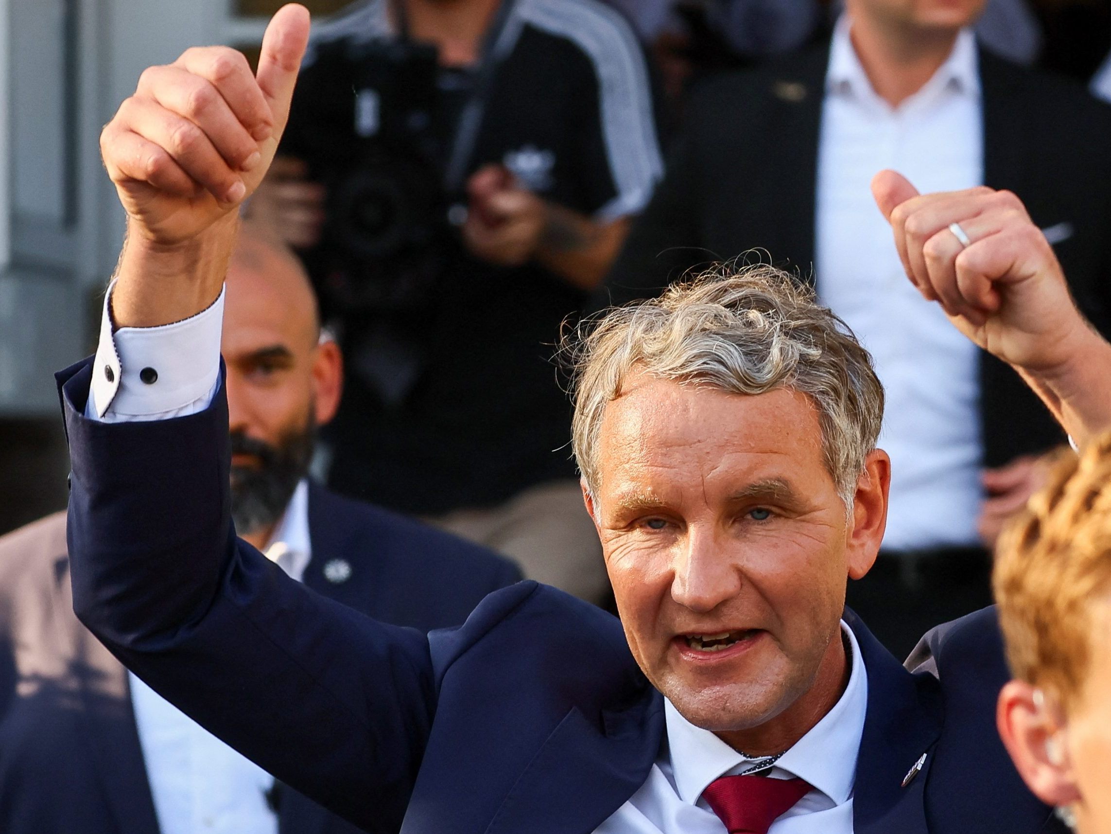 Björn Höcke (AfD) zeigt sich nach den ersten Hochrechnungen mit ausgestreckten Daumen nach oben.