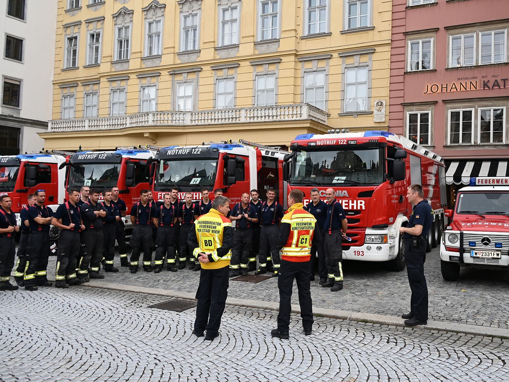 Fünf Feuerwehrfahrzeuge und Pumpen wurden von Niederösterreich angefordert Fünf Feuerwehrfahrzeuge und Pumpen wurden von Niederösterreich angefordert