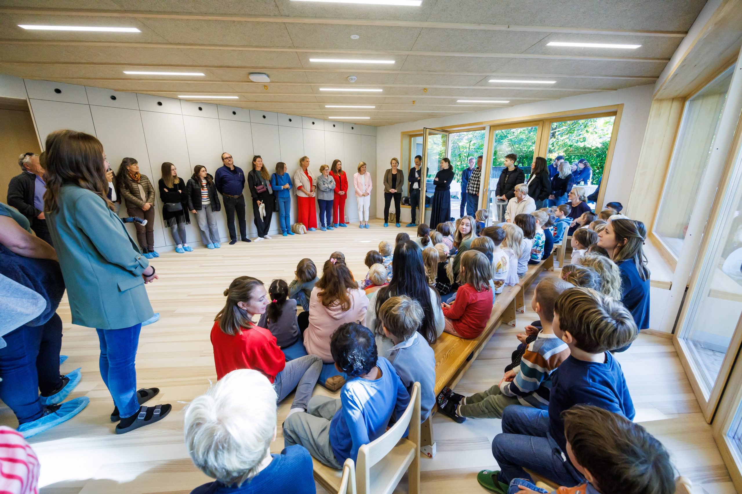 Auch die Kinder freuen sich über den neuen Kindergarten. Auch die Kinder freuen sich über den neuen Kindergarten.