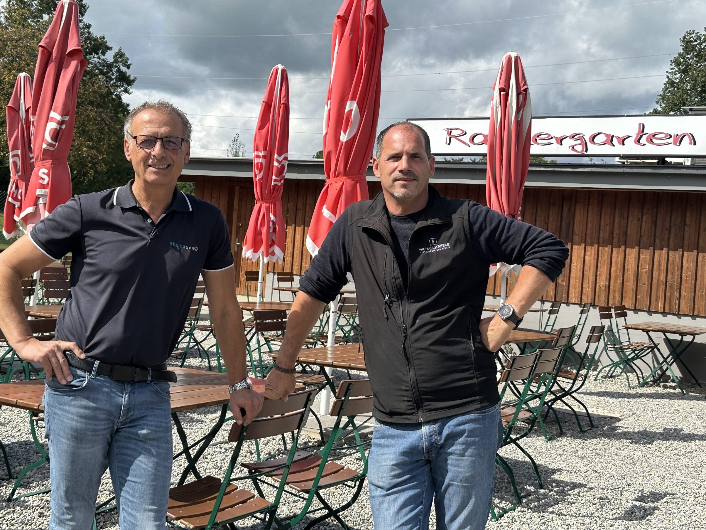 Gastronom Mike Häfele-Locher (rechts) verabschiedet sich von den Rheinauen.