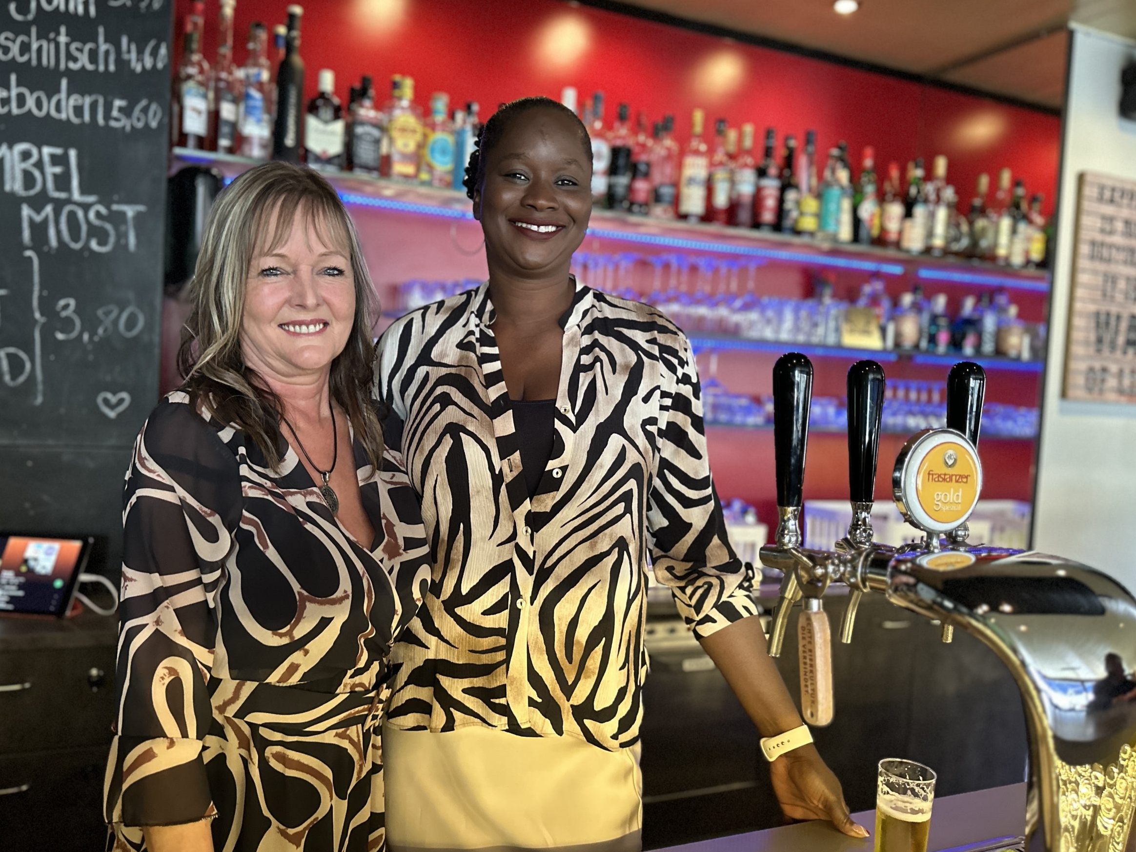 In der Hirschabar steht ein Pächterwechsel an. Wirtin Karoline mit Mariame. In der Hirschabar steht ein Pächterwechsel an. Wirtin Karoline mit Mariame.
