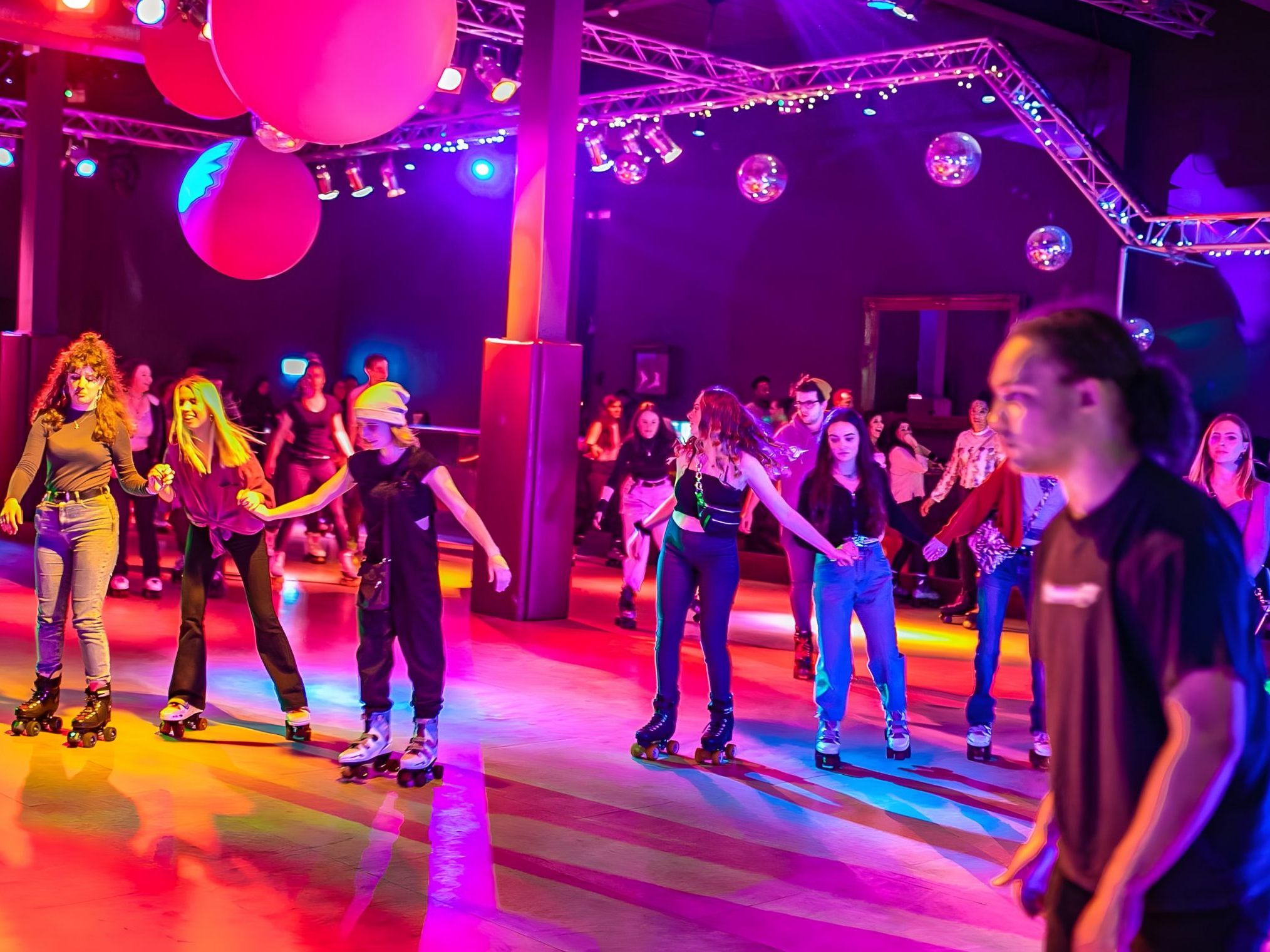 Die Roller Disco wird für nostalgische Gefühle und einen Abend voller Spaß, Musik und Retro-Style in der Dornbirner Stadthalle sorgen. Die Roller Disco wird für nostalgische Gefühle und einen Abend voller Spaß, Musik und Retro-Style in der Dornbirner Stadthalle sorgen.