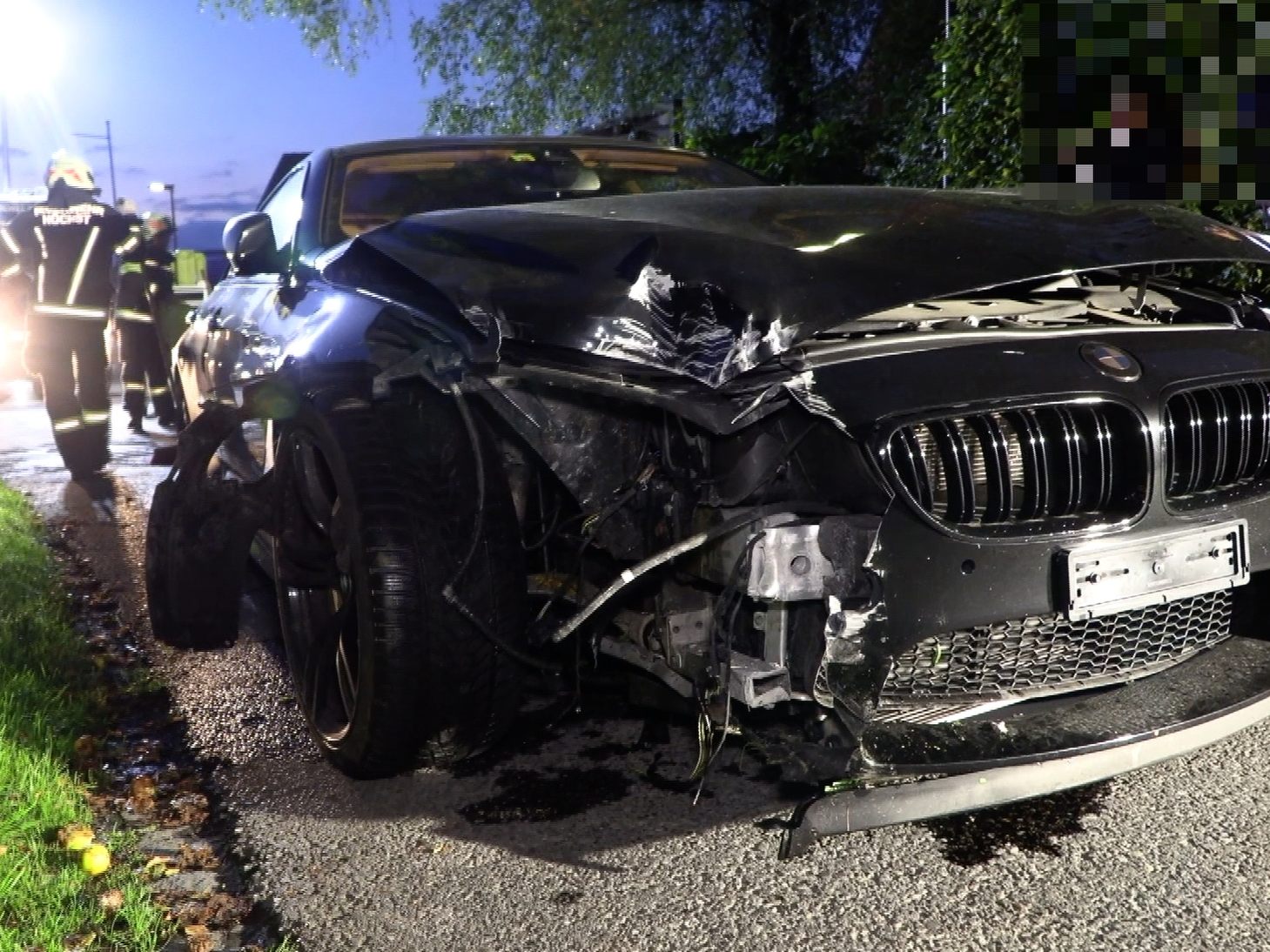 Der BMW wurde bei dem Unfall schwer beschädigt.