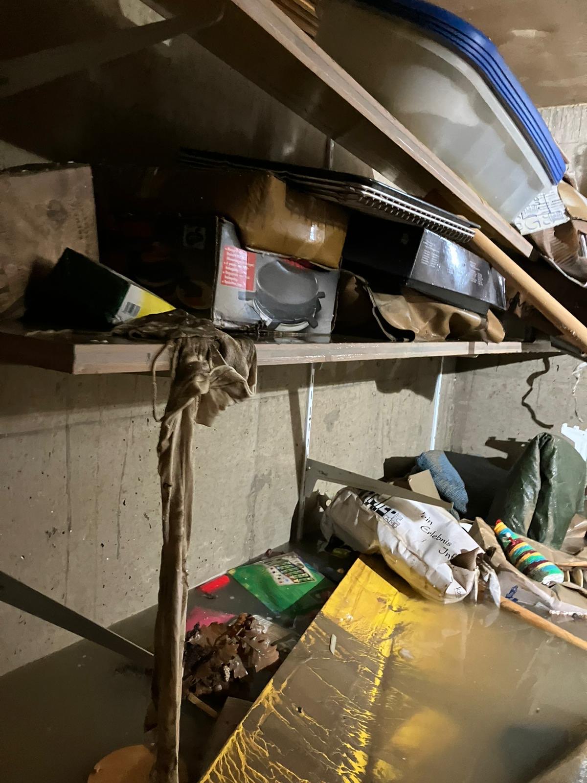 Der Keller ist komplett vollgelaufen.