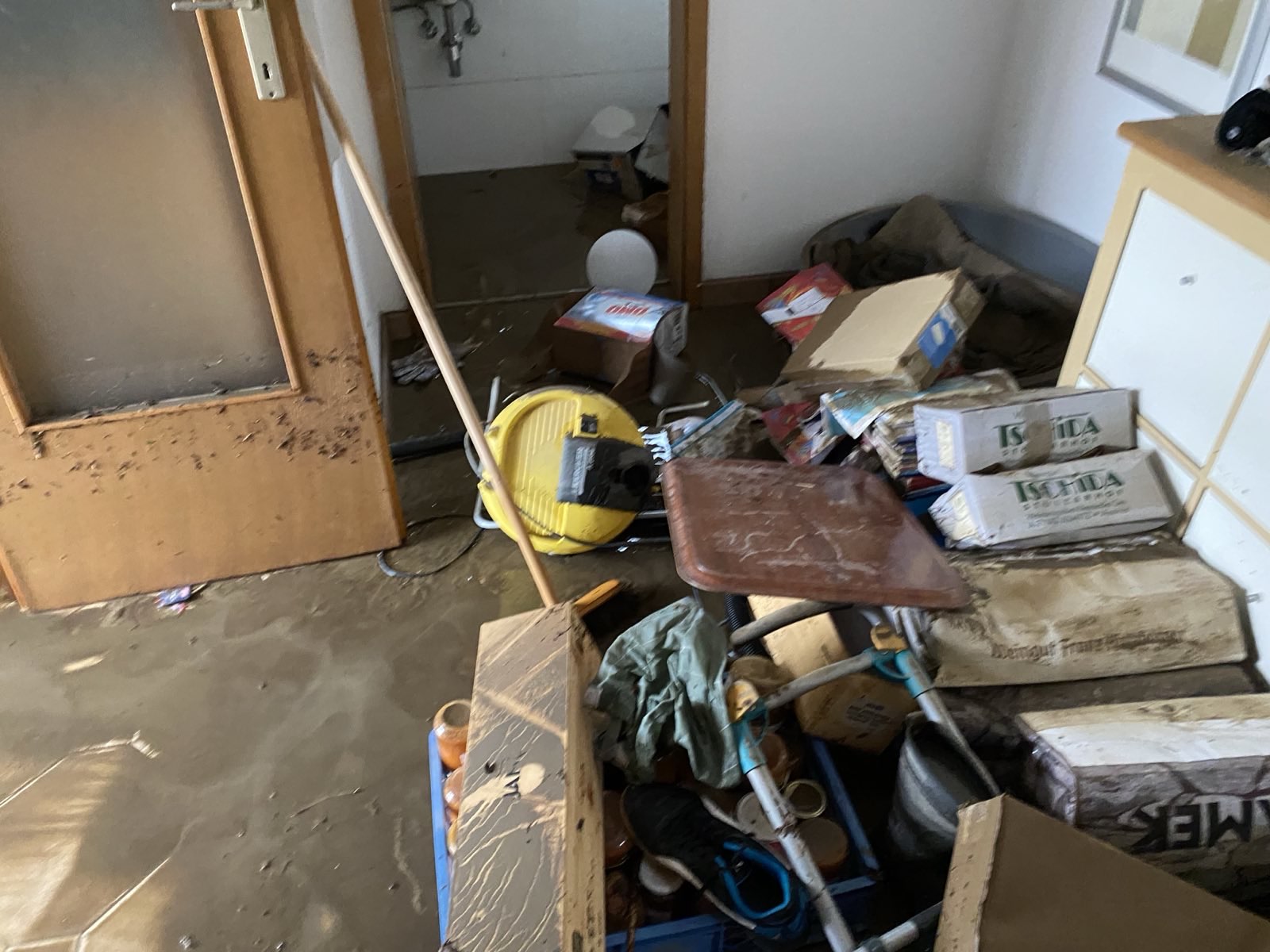 Viele Gegenstände wurden bei dem Hochwasser zerstört.