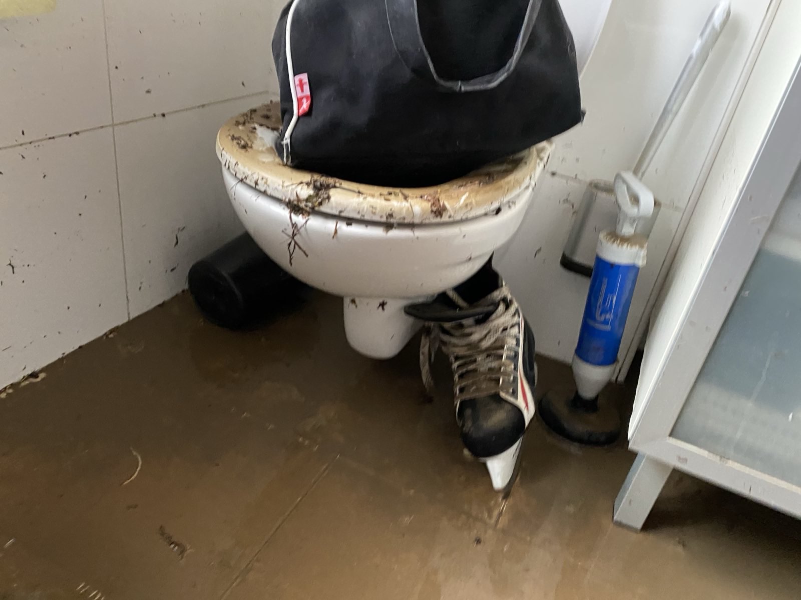 Auch im Badezimmer hat es das Wasser hochgedrückt.