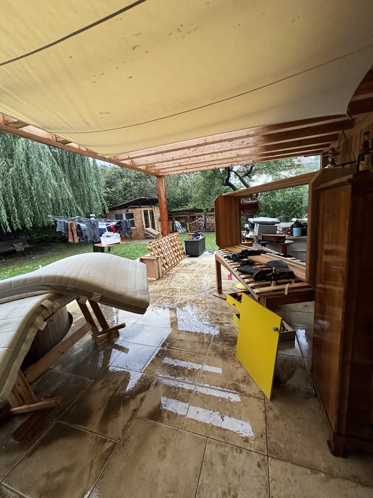 Die Familie versucht zu retten, was zu retten ist.