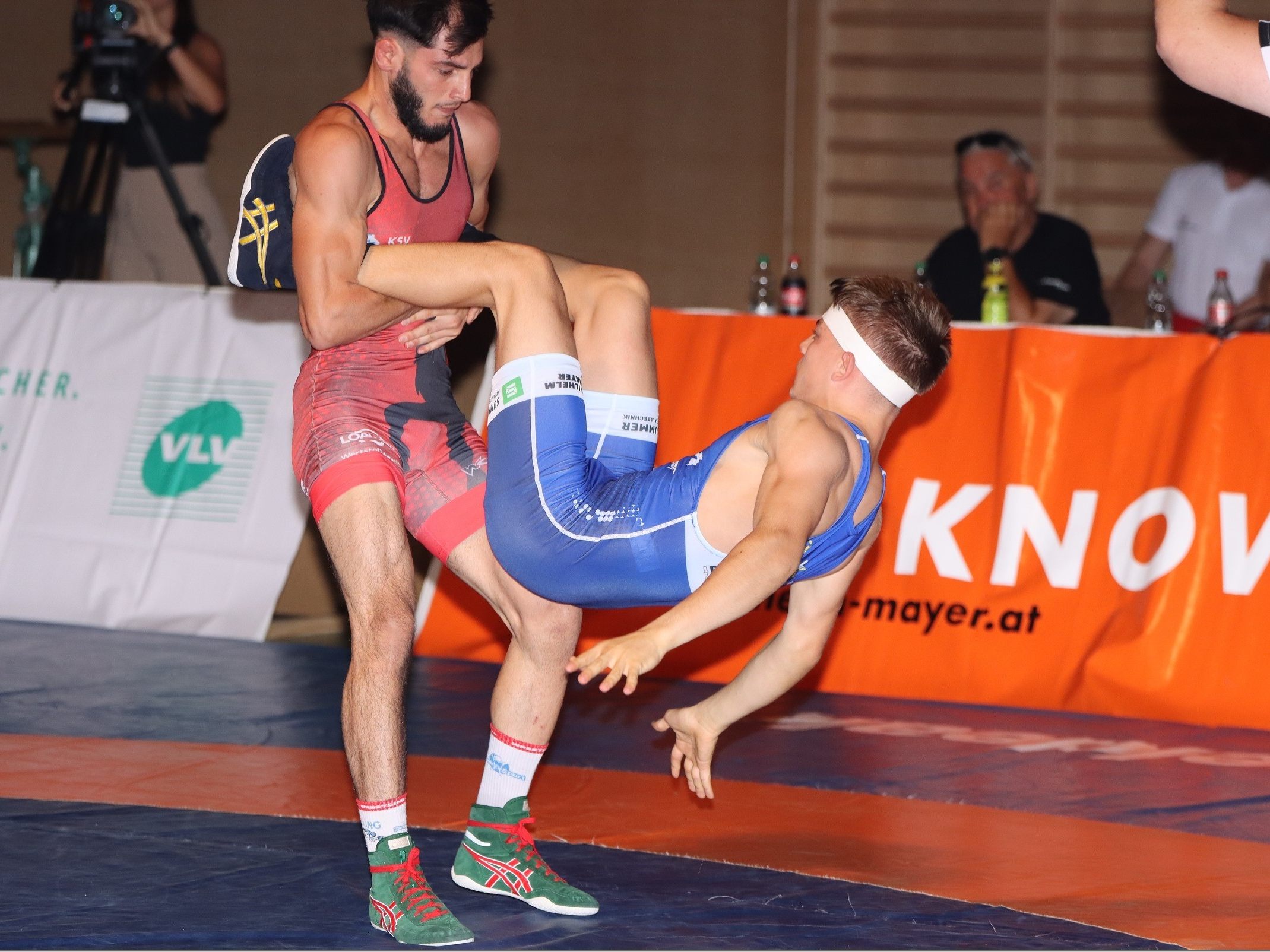 Götzner Hamsat Asuchanov gewinnt gegen Daniel Struzinjski klar nach Punkten.