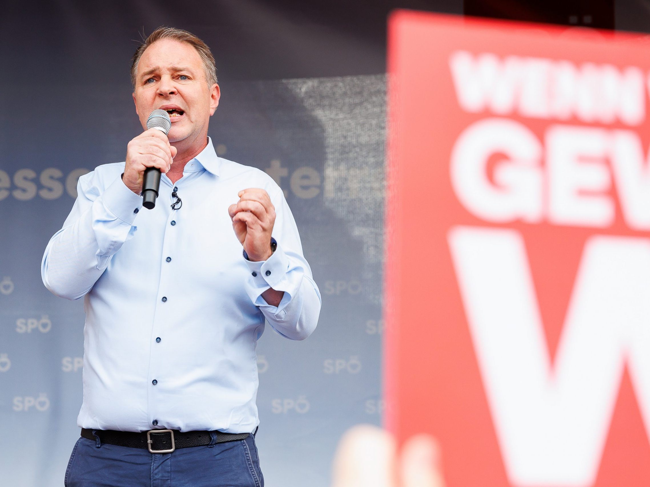 Zum Abschluss des Wahlkampfs gab es noch einmal eine Rede im Babler-Stil. Zum Abschluss des Wahlkampfs gab es noch einmal eine Rede im Babler-Stil.