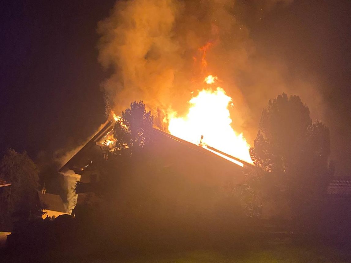 Der Bauernhof in Pfaffenhofen geriet in Vollbrand. Der Bauernhof in Pfaffenhofen geriet in Vollbrand.
