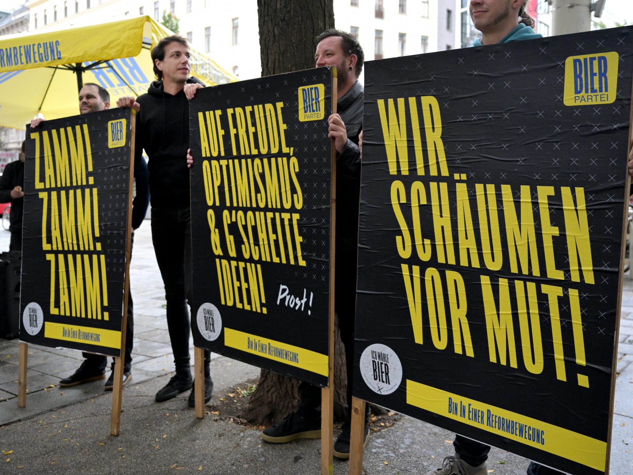 Die Bierpartei "schäumt" auf neuen Plakaten "vor Mut". Die Bierpartei "schäumt" auf neuen Plakaten "vor Mut".