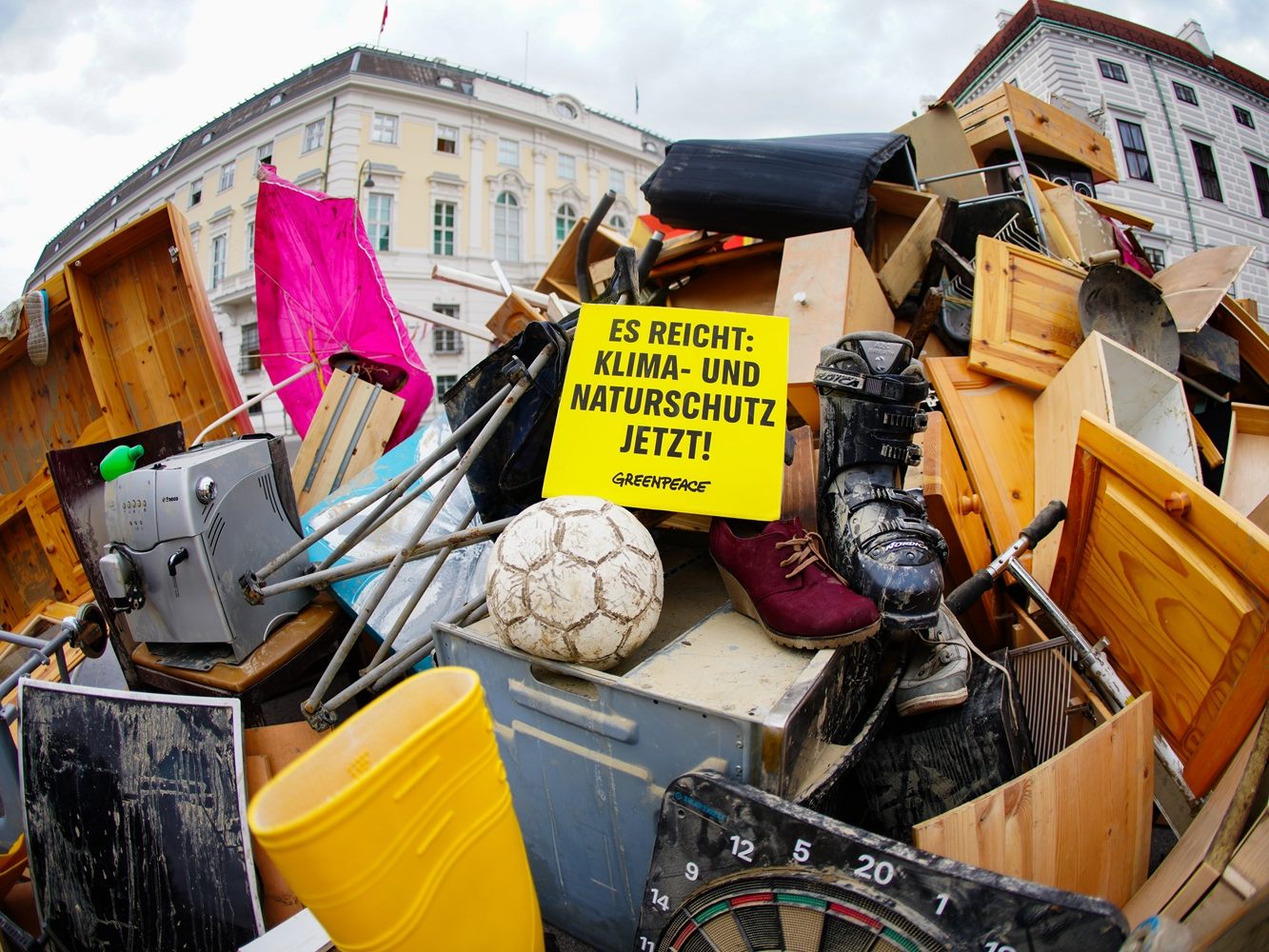 In der Wiener Innenstadt ist ein Trümmerberg aufgebaut worden.